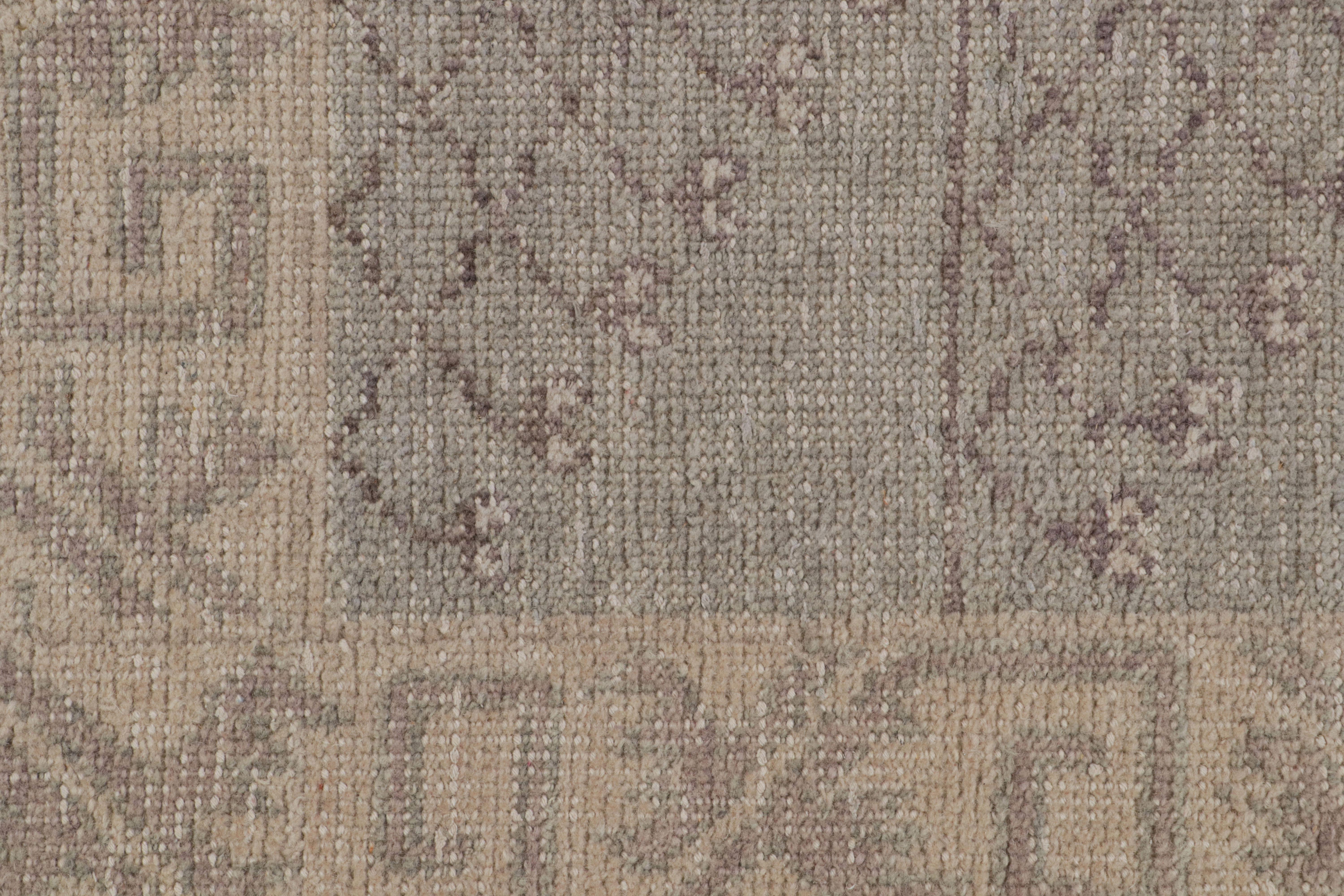 Rug & Kilim's Teppich im Tribal-Stil mit mauvefarbenen und pastellblauen geometrischen Mustern im Zustand „Neu“ im Angebot in Long Island City, NY