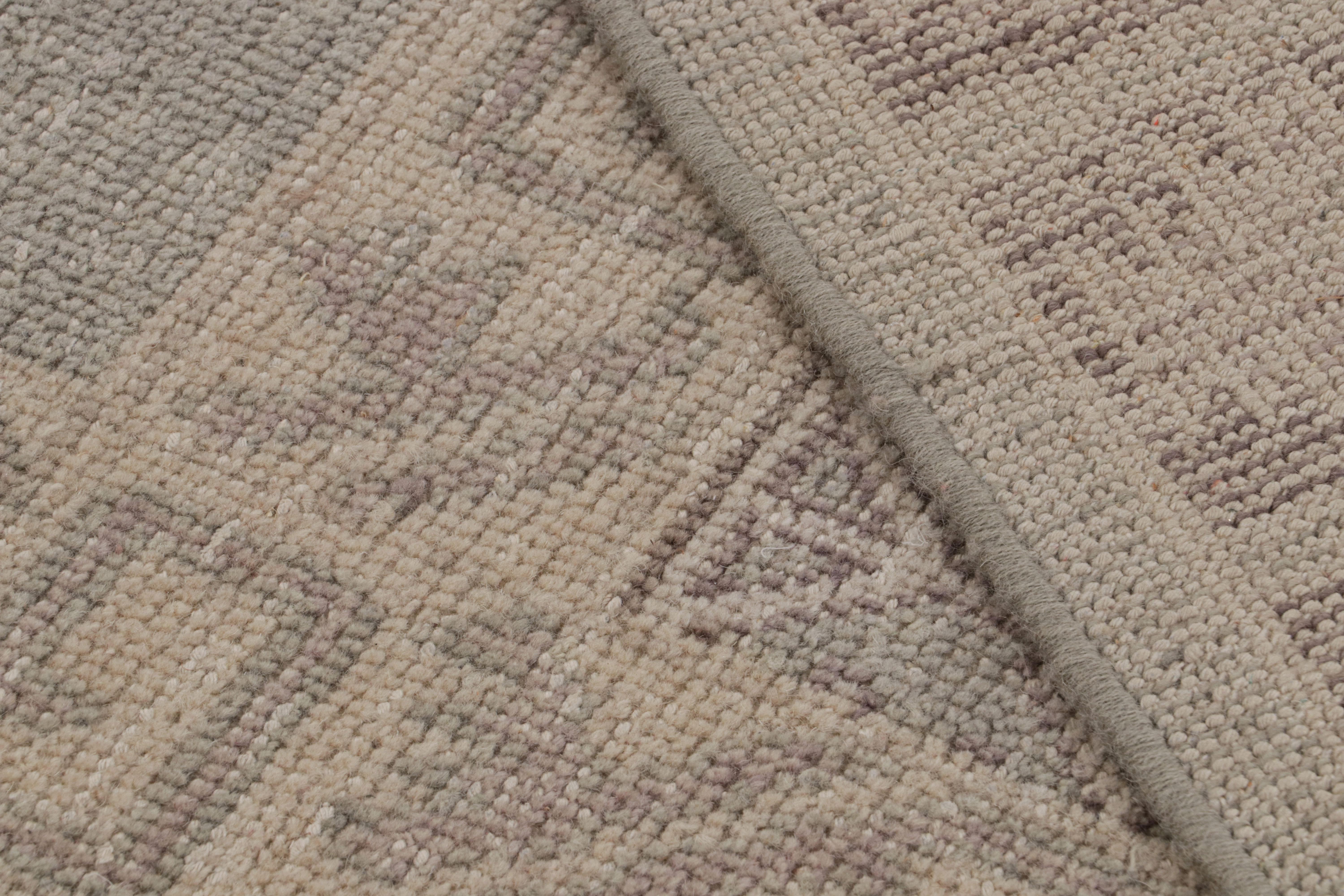 Rug & Kilim's Teppich im Tribal-Stil mit mauvefarbenen und pastellblauen geometrischen Mustern (21. Jahrhundert und zeitgenössisch) im Angebot