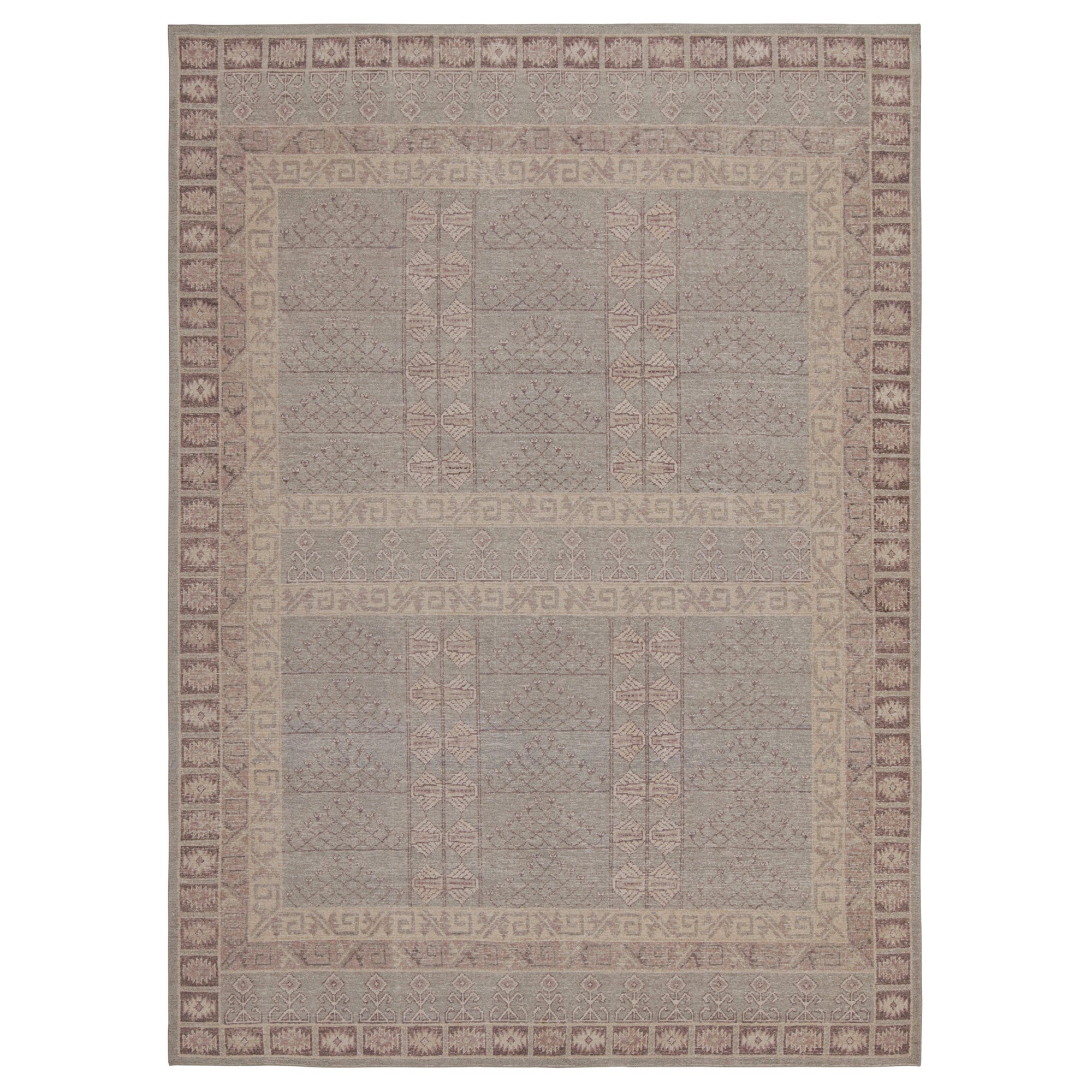 Rug & Kilim's Teppich im Tribal-Stil mit mauvefarbenen und pastellblauen geometrischen Mustern