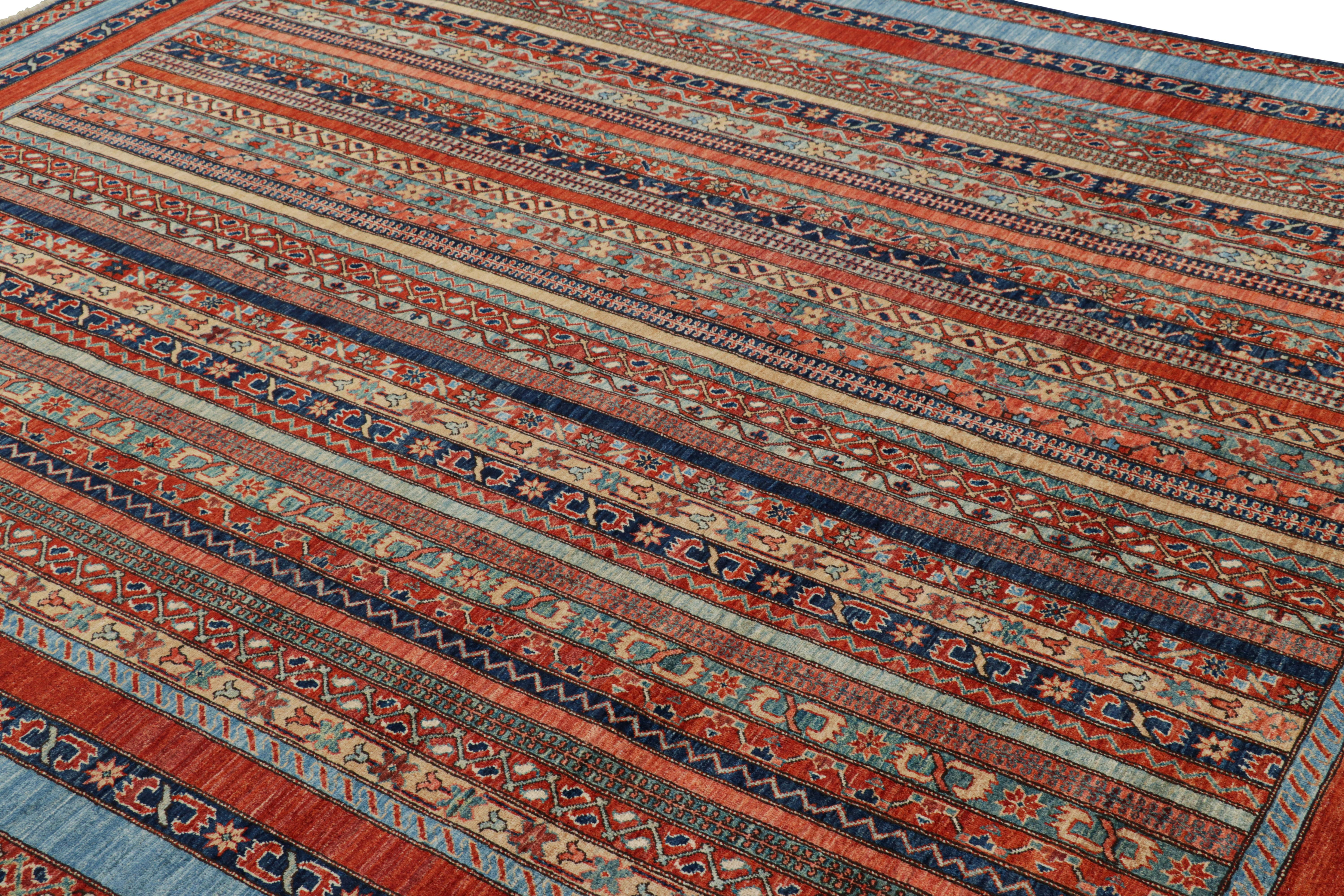 Moderne Tapis de style tribal à rayures multicolores et motifs floraux de Rug & Kilim en vente