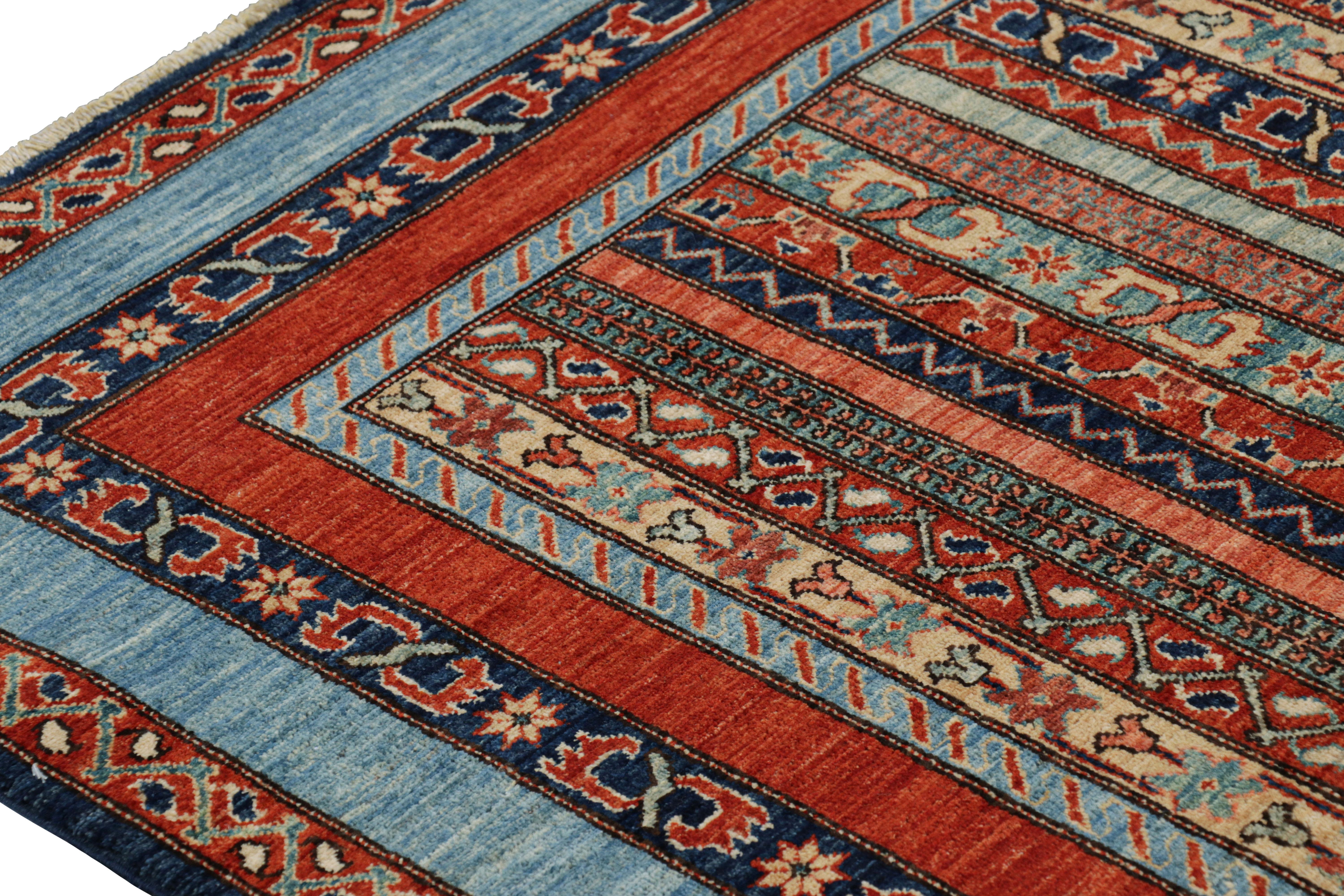 Pakistanais Tapis de style tribal à rayures multicolores et motifs floraux de Rug & Kilim en vente