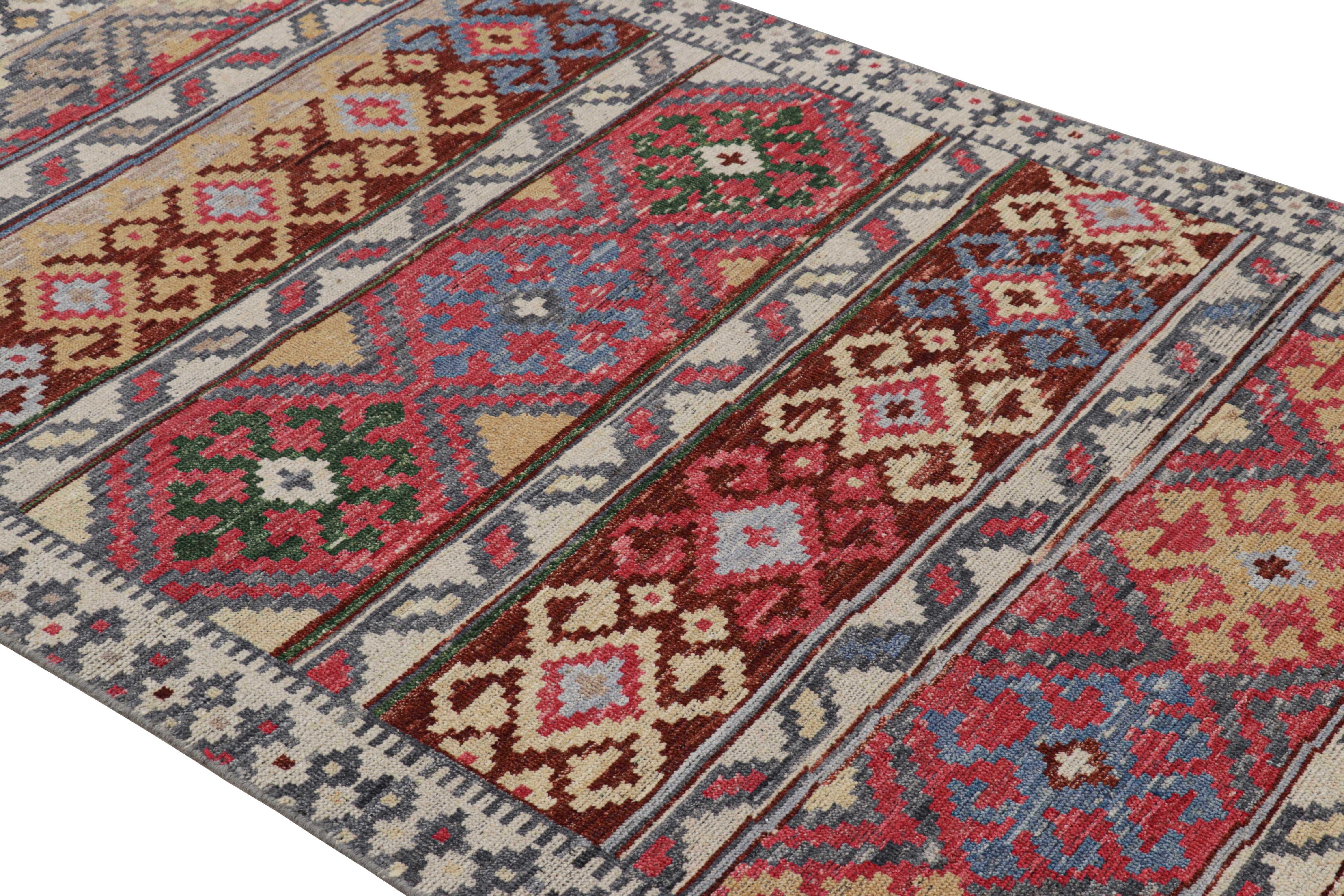 Dieser handgeknüpfte Teppich (4x7) aus der klassischen Burano Collection'S von Rug & Kilim ist von antiken und alten Stammes-Kilims persischer und türkischer Herkunft inspiriert, mit einer besonderen Vorliebe für das Motiv des Widderhorns.

Über das
