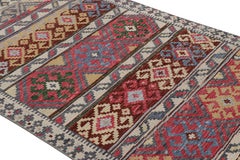 Tapis de style tribal à motifs géométriques polychromes de Rug & Kilim