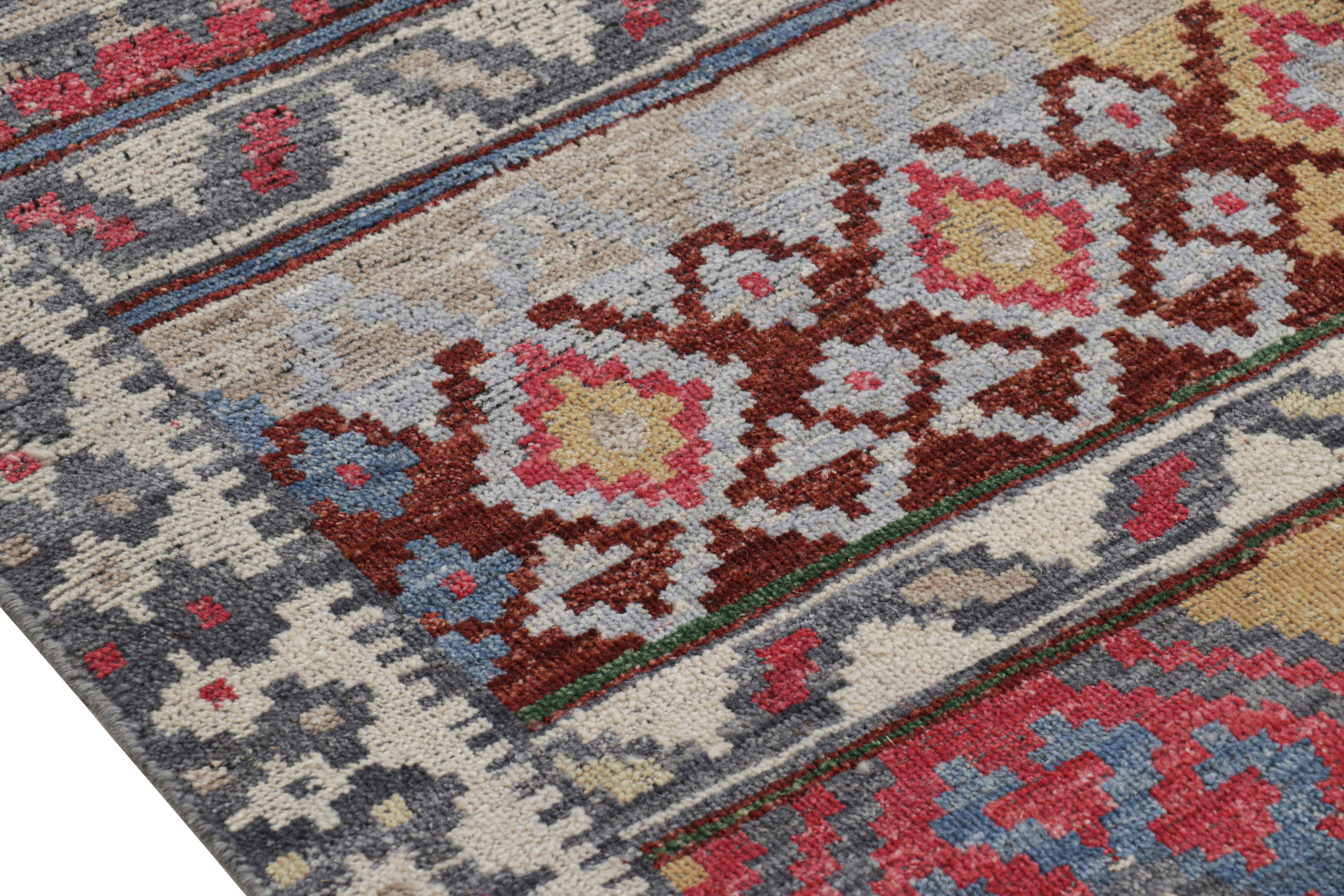 Tribale Tappeto in stile tribale Rug & Kilim con motivi geometrici policromatici in vendita