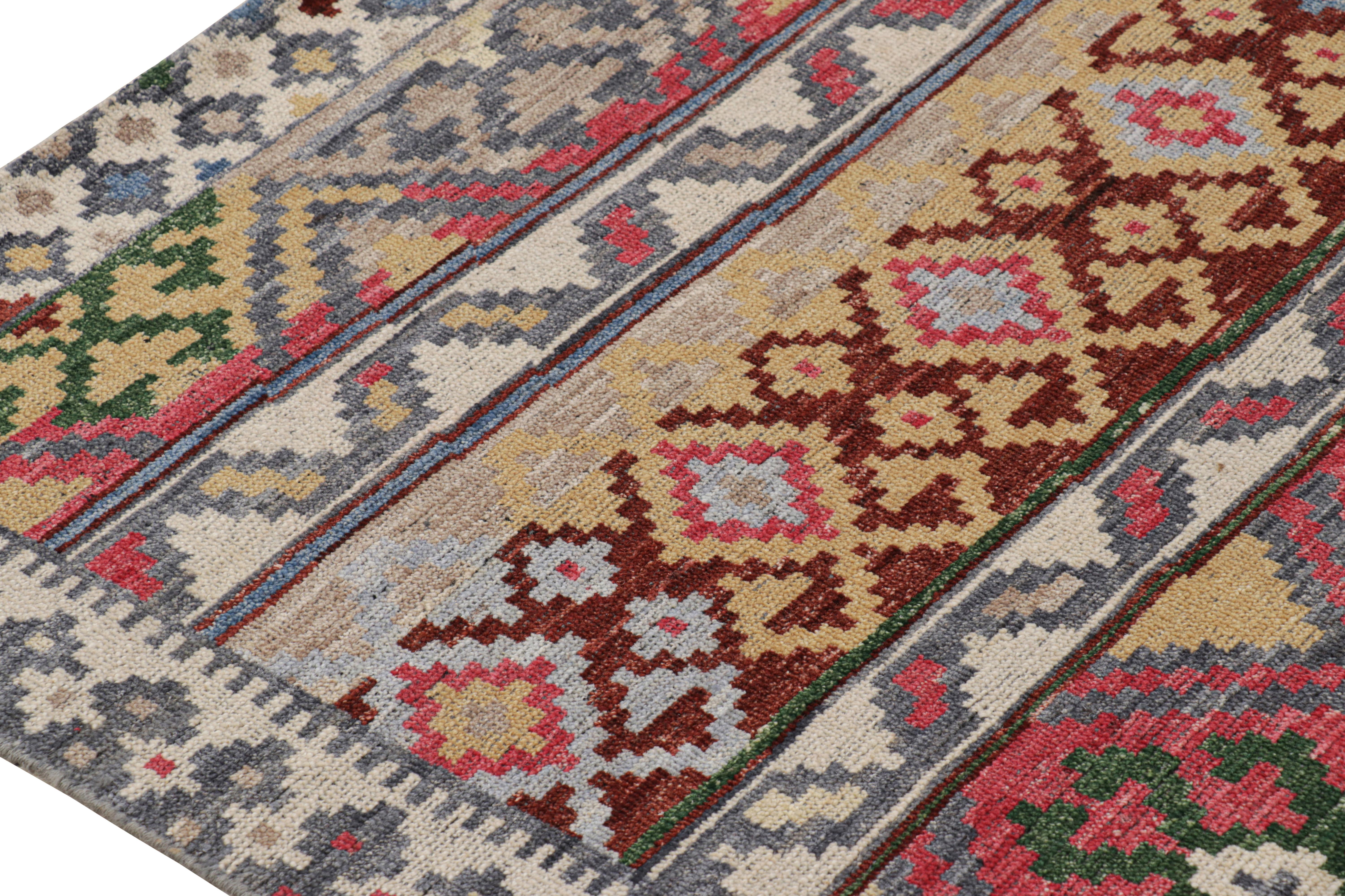 Rug & Kilim's Tribal Style Teppich mit polychromatischen geometrischen Mustern (Stammeskunst) im Angebot