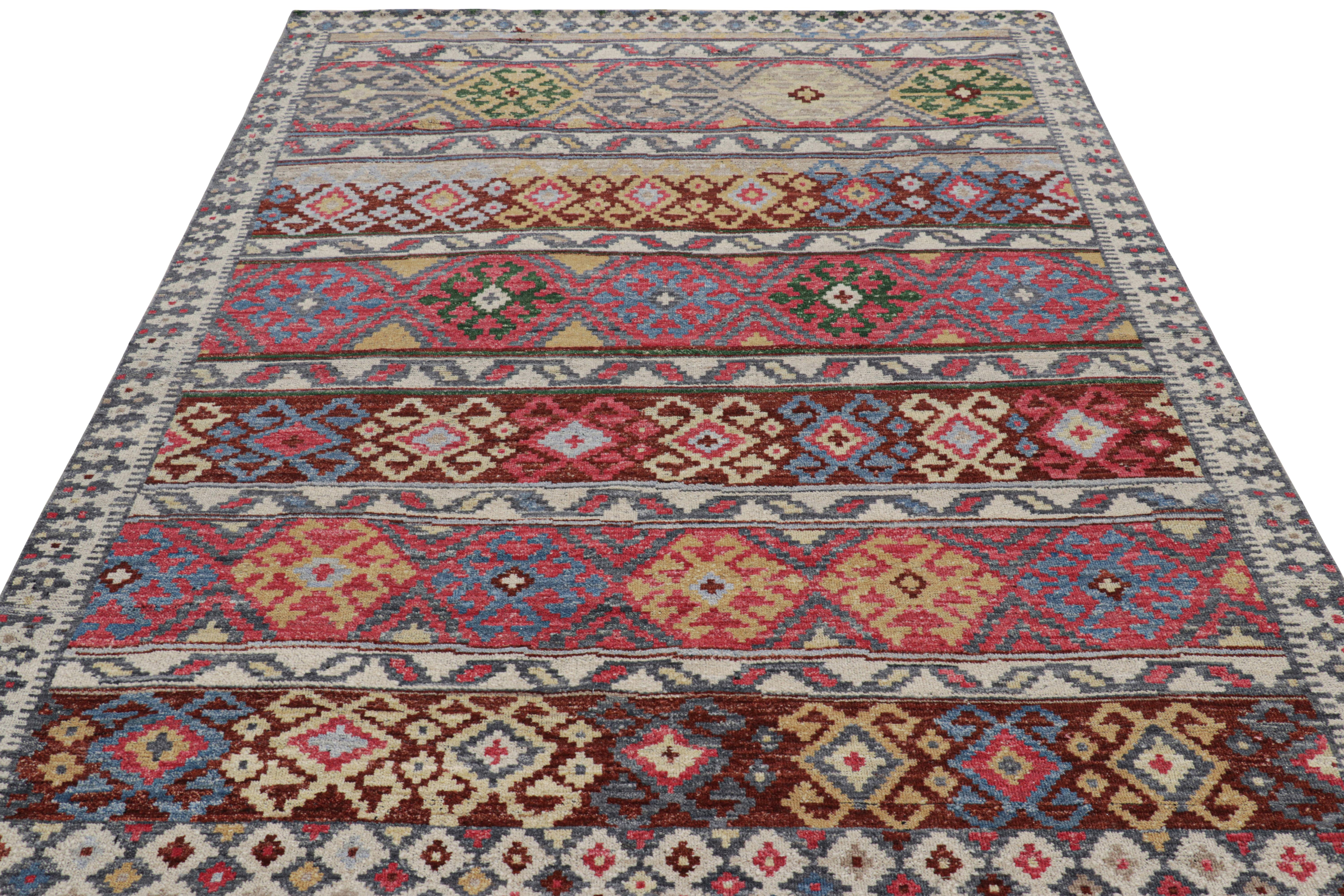 Indiano Tappeto in stile tribale Rug & Kilim con motivi geometrici policromatici in vendita