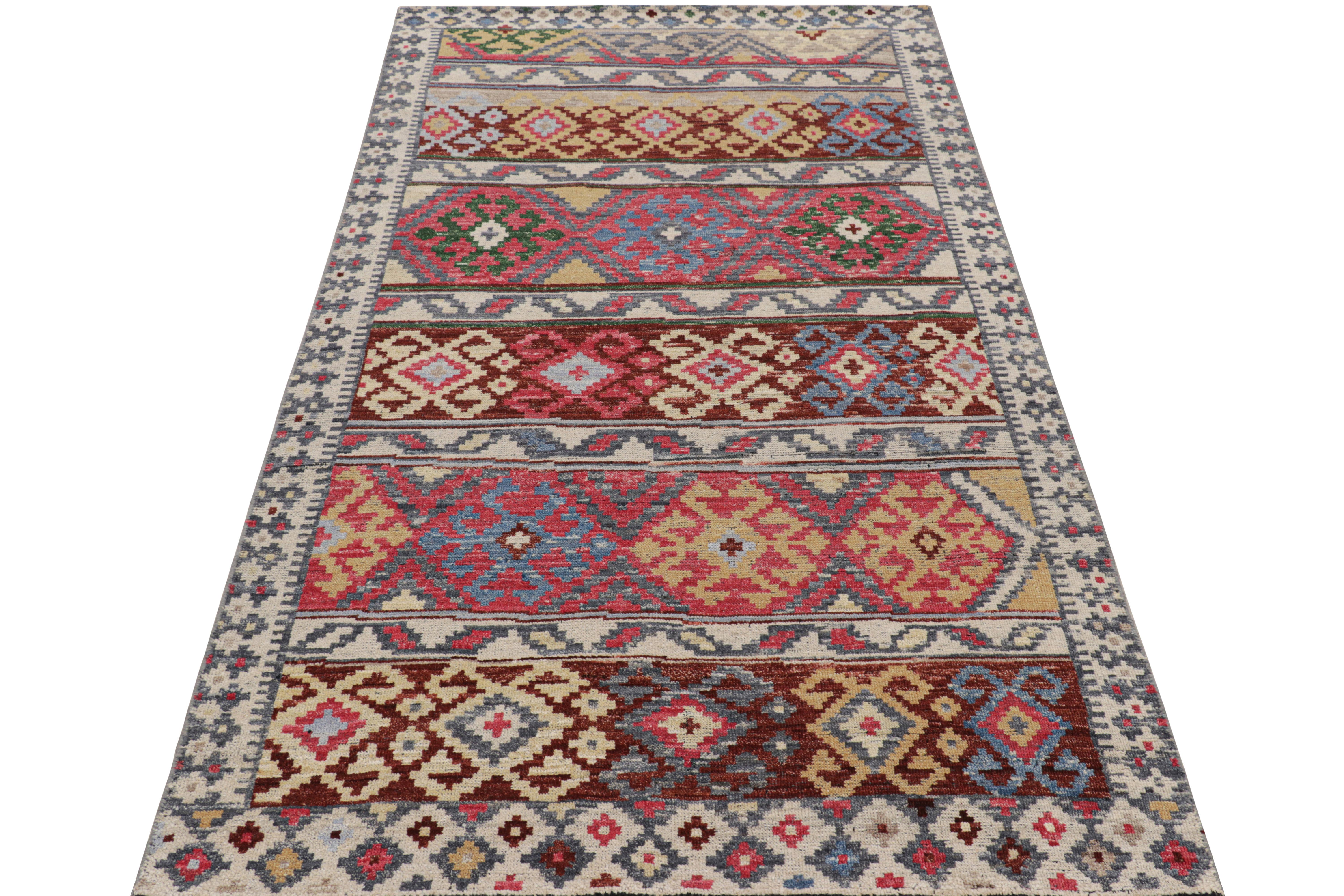Rug & Kilim's Tribal Style Teppich mit polychromatischen geometrischen Mustern (Indisch) im Angebot