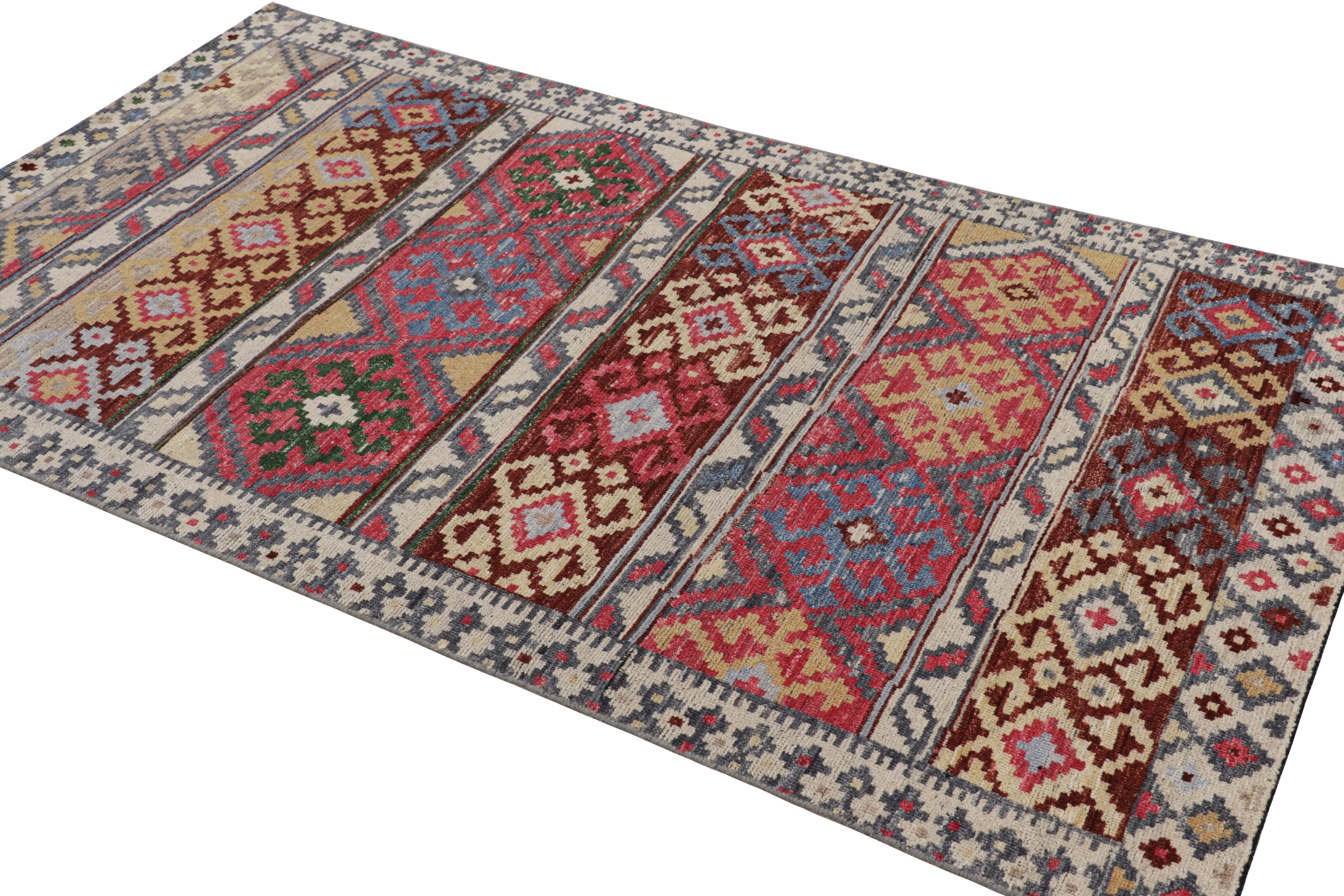 Rug & Kilim's Tribal Style Teppich mit polychromatischen geometrischen Mustern (Handgeknüpft) im Angebot