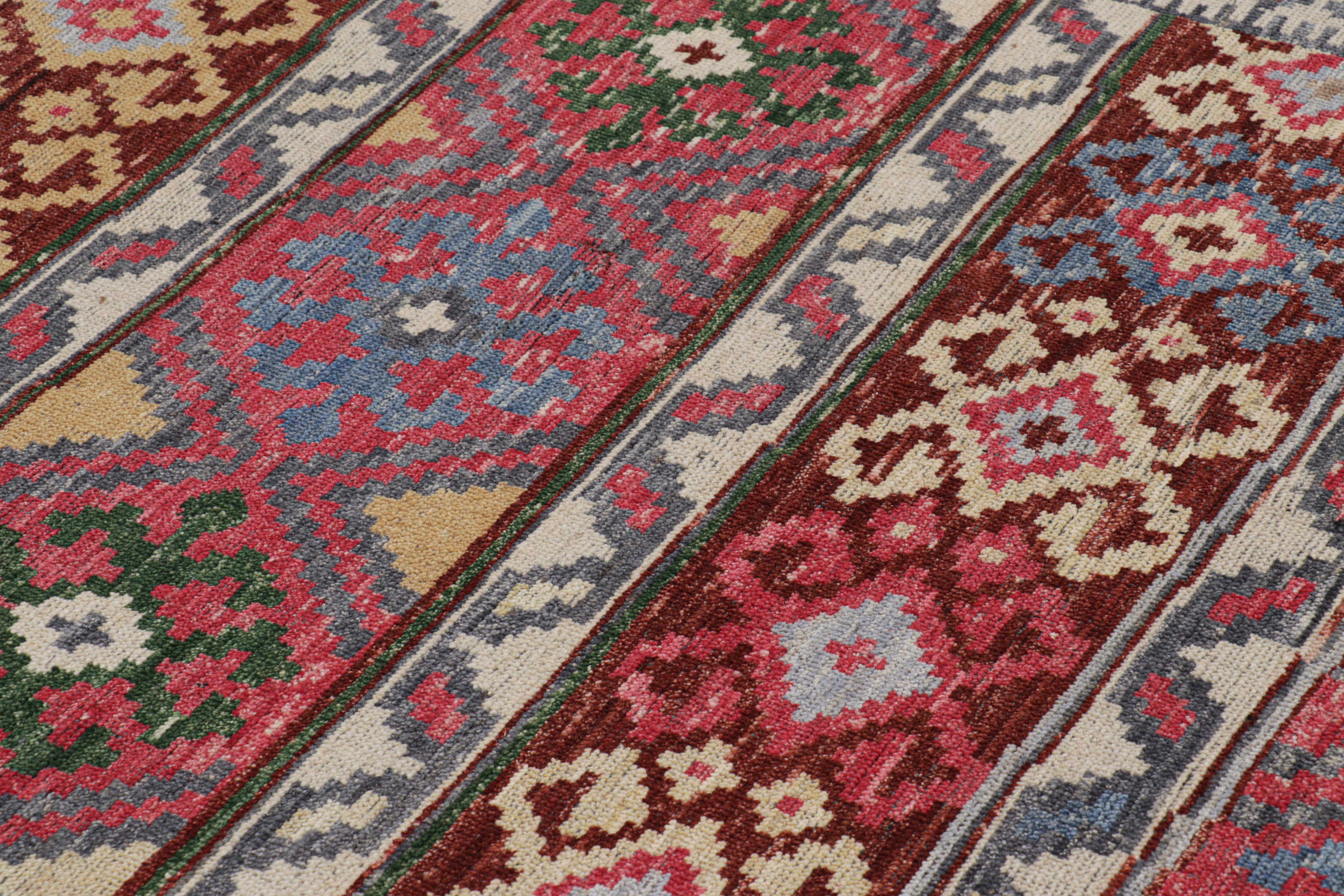 Rug & Kilim's Tribal Style Teppich mit polychromatischen geometrischen Mustern im Zustand „Neu“ im Angebot in Long Island City, NY