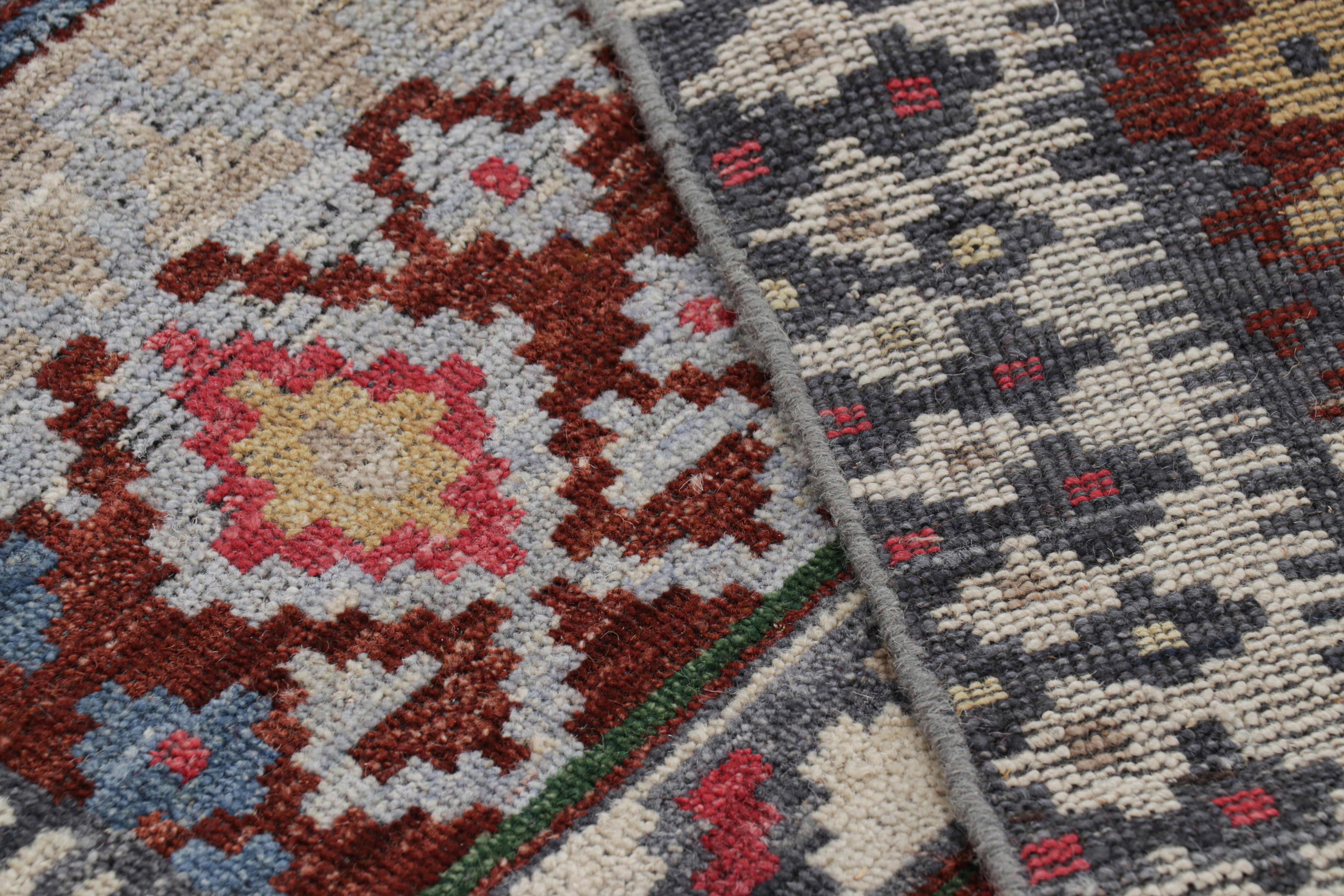 XXI secolo e contemporaneo Tappeto in stile tribale Rug & Kilim con motivi geometrici policromatici in vendita