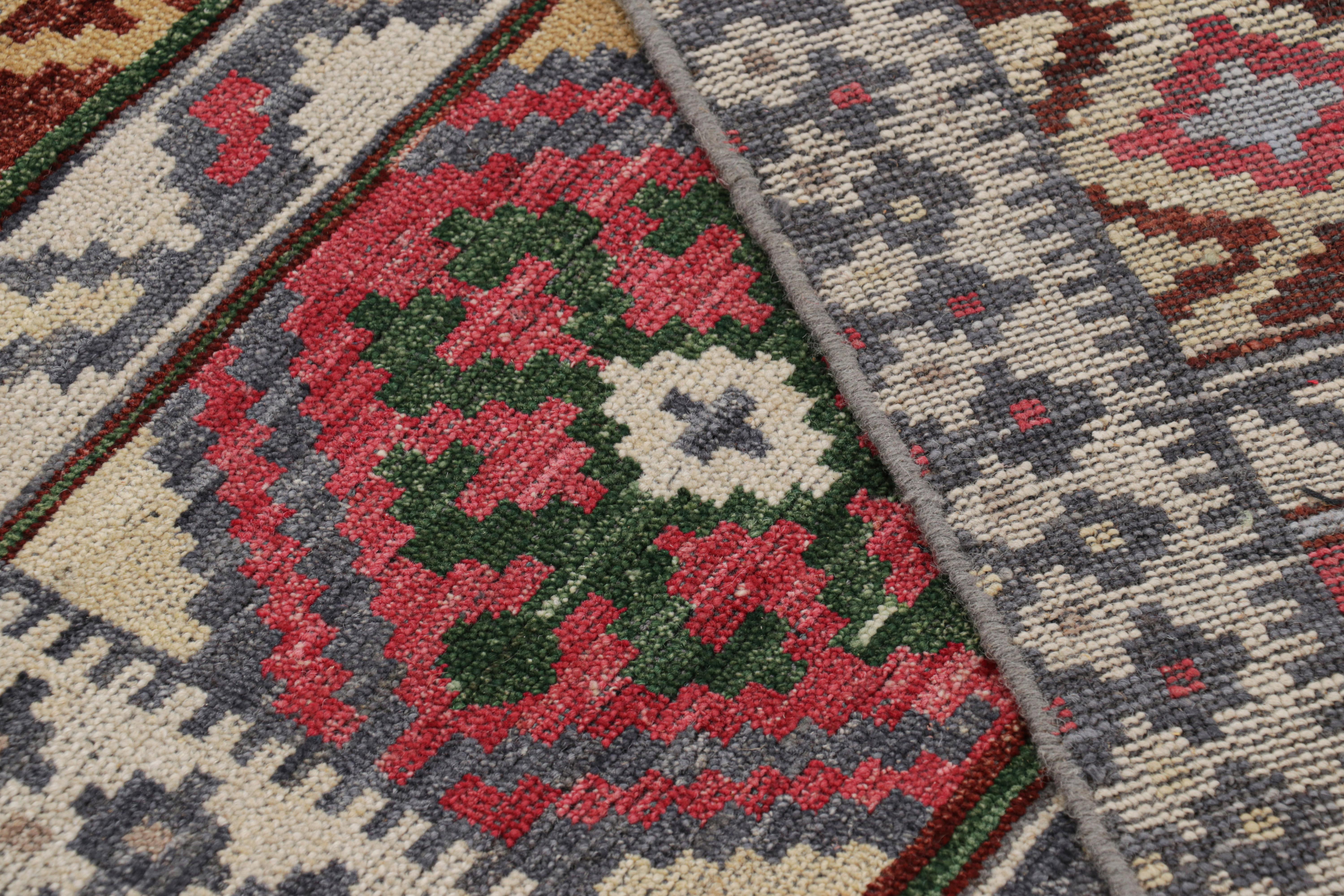 Rug & Kilim's Tribal Style Teppich mit polychromatischen geometrischen Mustern (21. Jahrhundert und zeitgenössisch) im Angebot