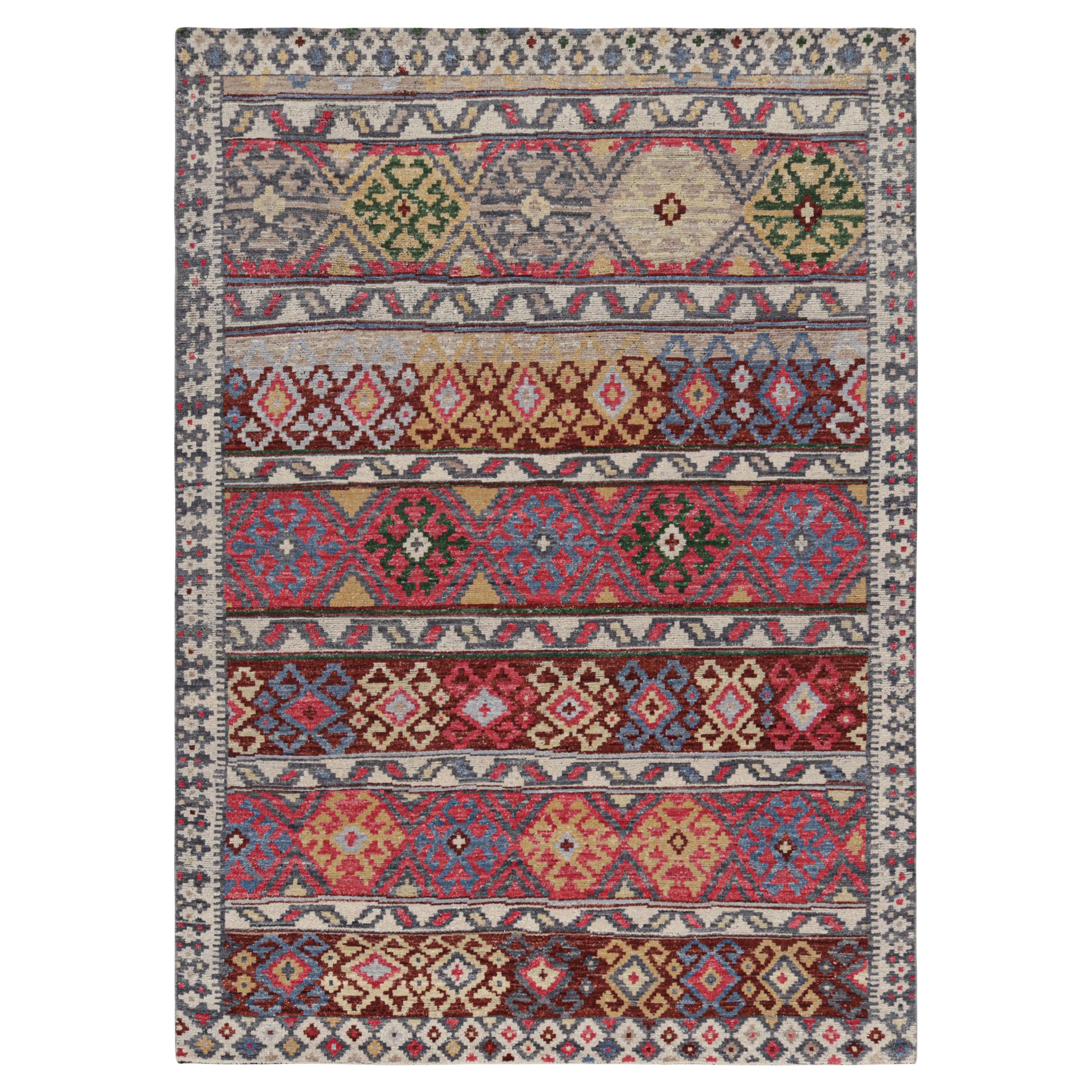 Alfombra de estilo tribal con motivos geométricos policromáticos de Rug & Kilim