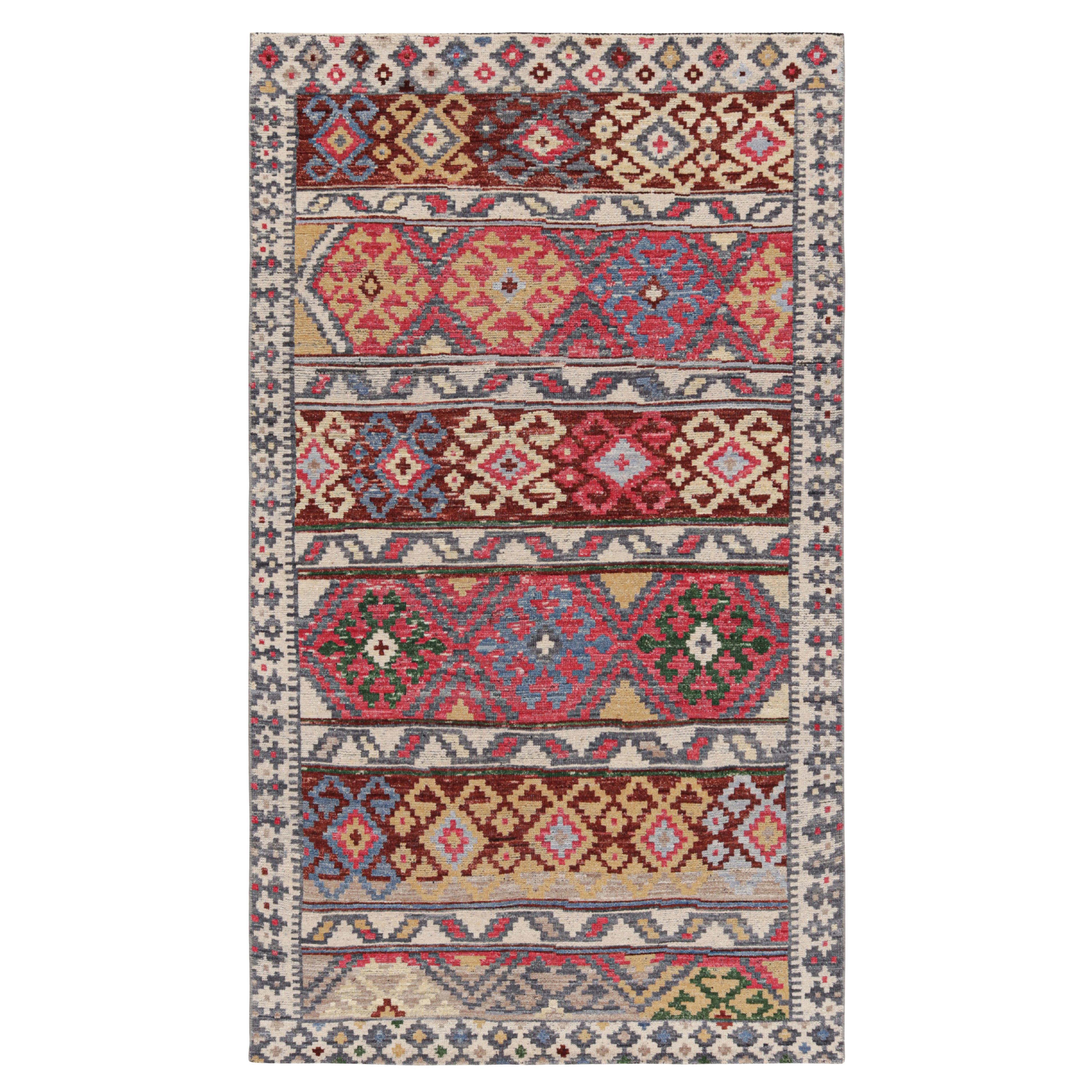 Alfombra de estilo tribal con motivos geométricos policromáticos de Rug & Kilim