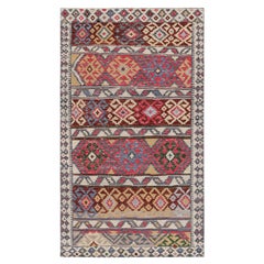 Alfombra de estilo tribal con motivos geométricos policromáticos de Rug & Kilim