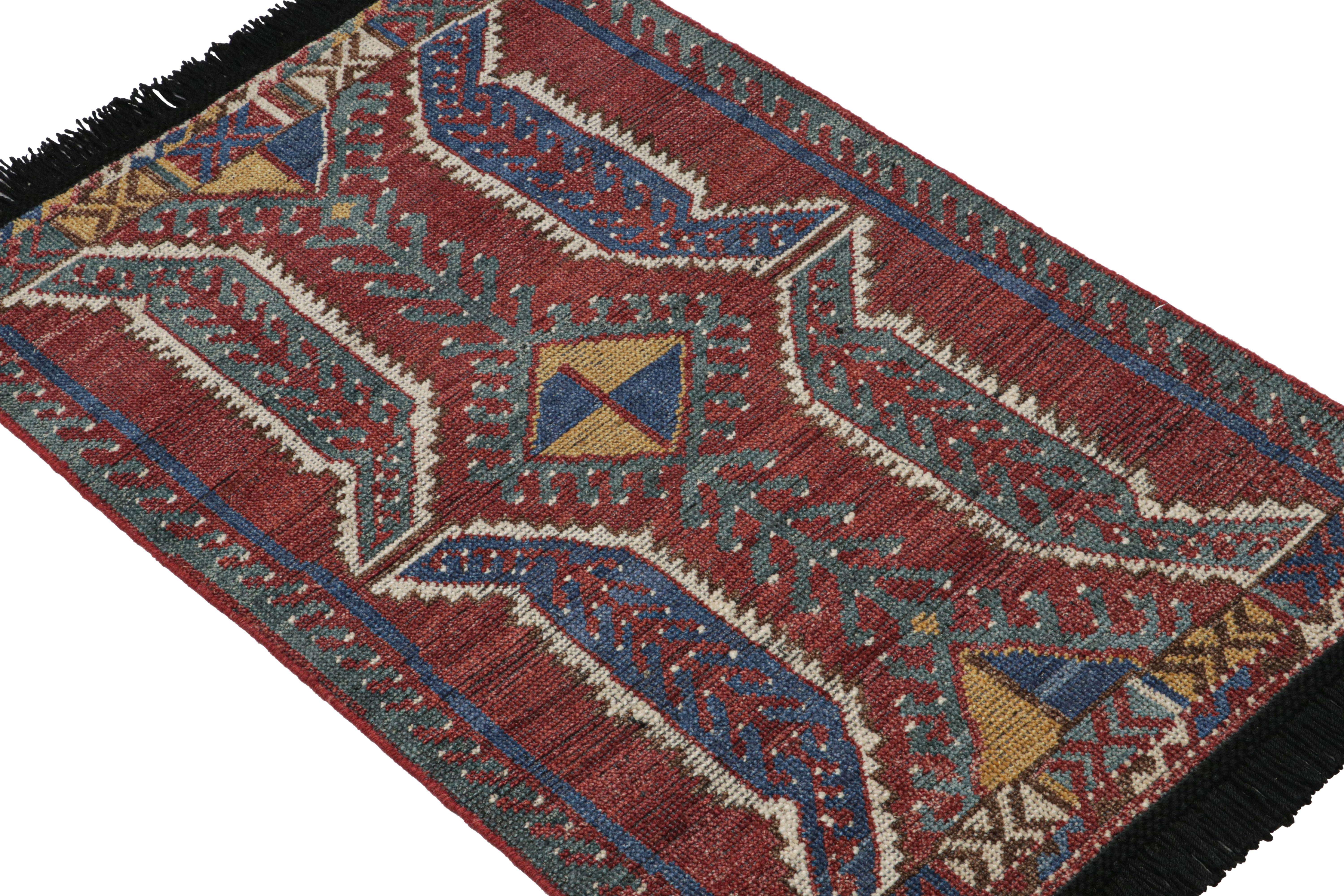 Inspiriert von antiken Stammesteppichen türkischer und kaukasischer Provenienz, insbesondere durch die Liebe zu Medaillons im geometrischen Dyrnak-Stil, ist dieser 2x3 große Teppich aus Wolle handgeknüpft. 

Über das Design: 

Es ist vor allem von