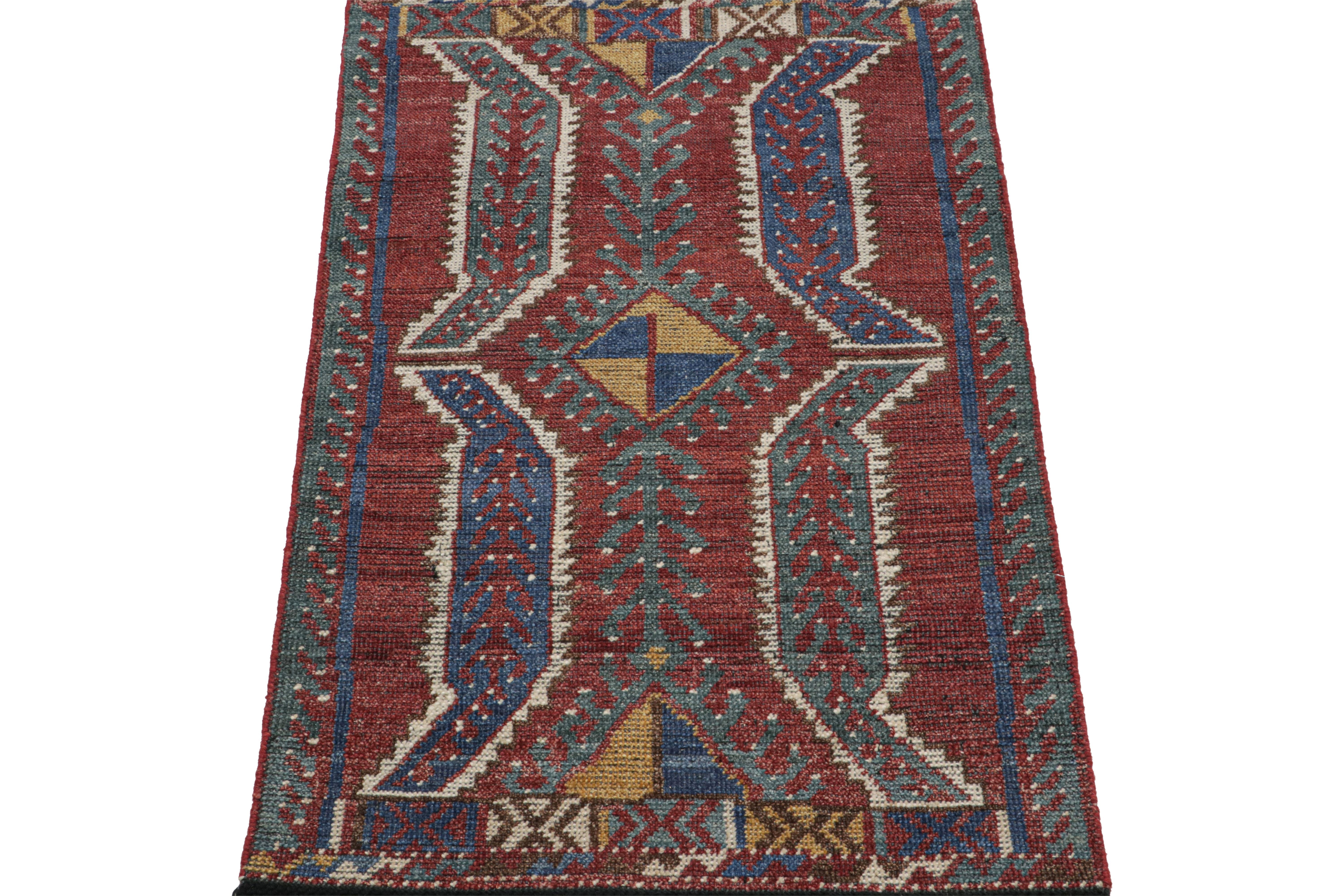 Rug & Kilim's Tribal Style Teppich mit primitivem geometrischem Muster und Medaillons (Moderne) im Angebot