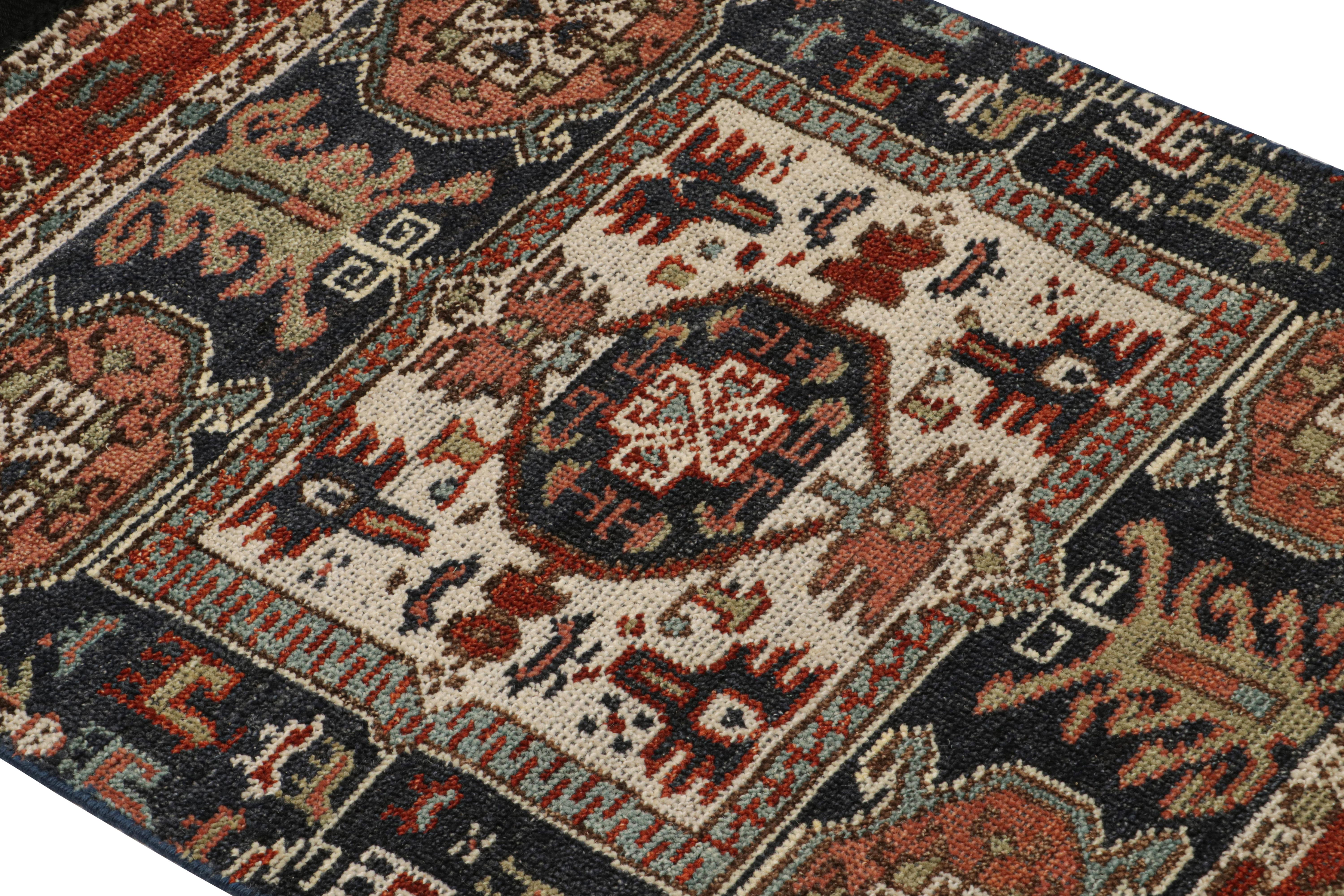 Rug & Kilim's Tribal Style Teppich mit primitivem geometrischem Muster und Medaillons (Indisch) im Angebot
