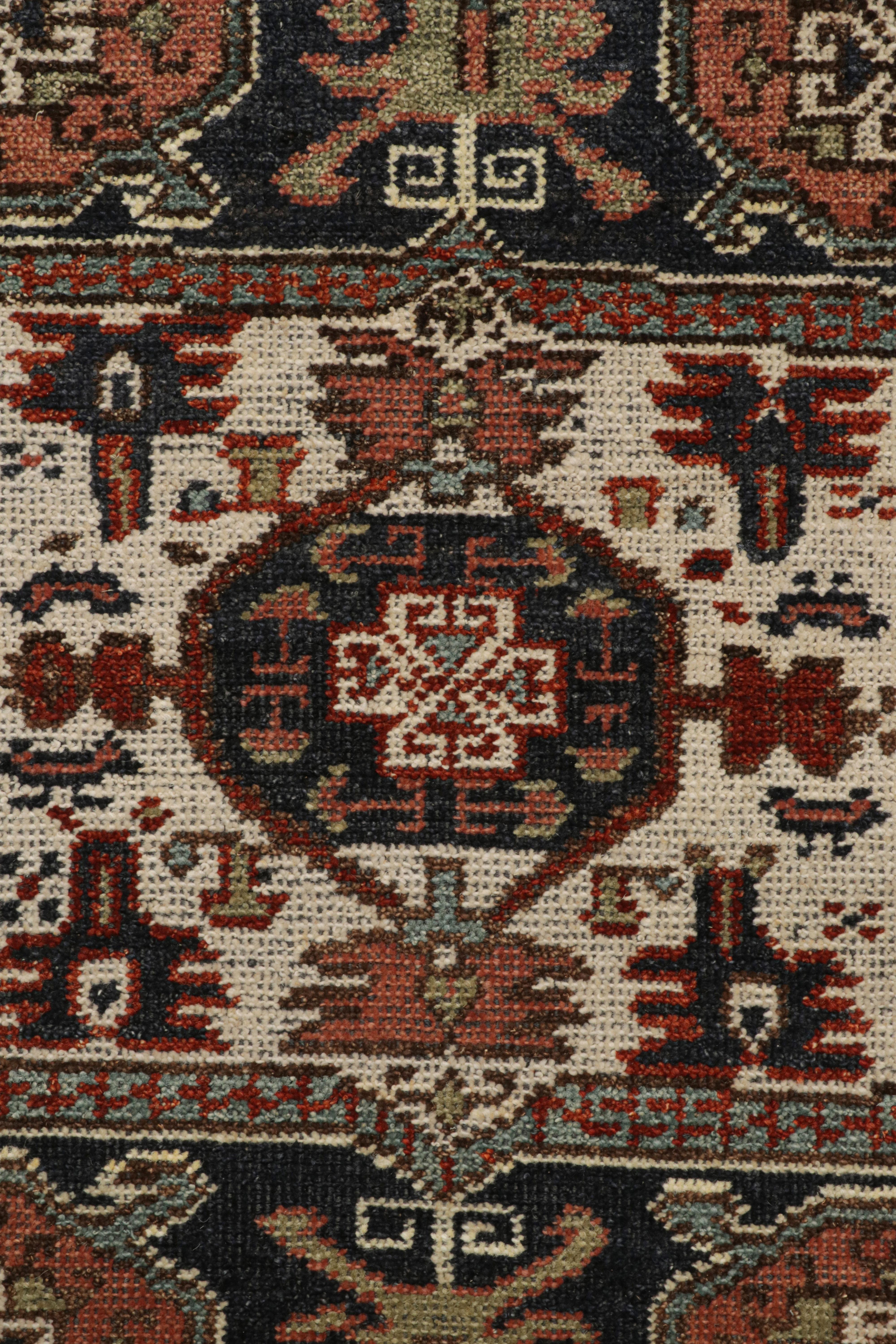 Rug & Kilim's Tribal Style Teppich mit primitivem geometrischem Muster und Medaillons (Handgeknüpft) im Angebot