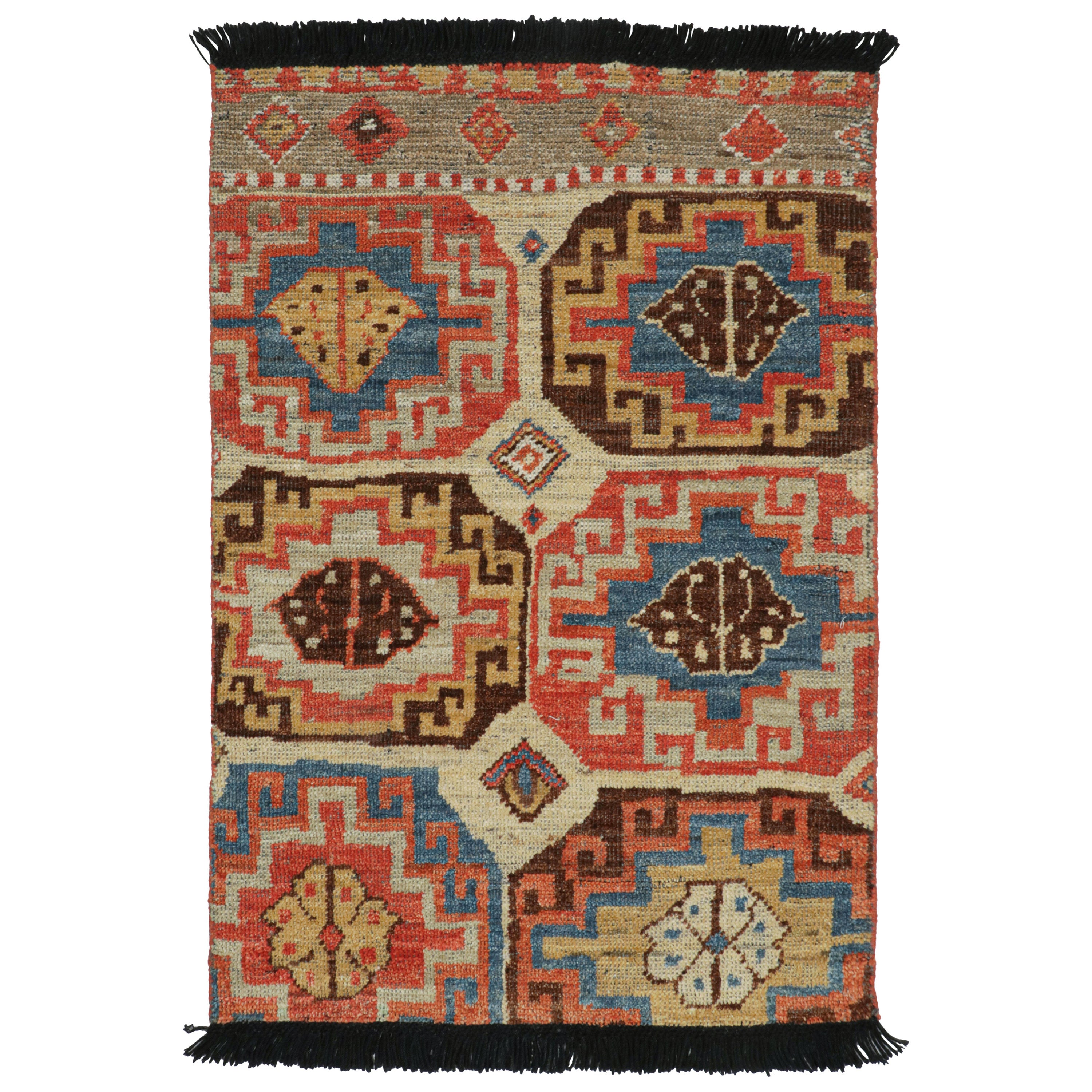Tapis de style tribal avec motifs géométriques et médaillons primitivistes de Rug & Kilim