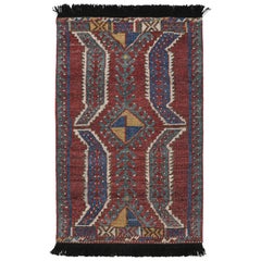 Rug & Kilim's Tribal Style Teppich mit primitivem geometrischem Muster und Medaillons