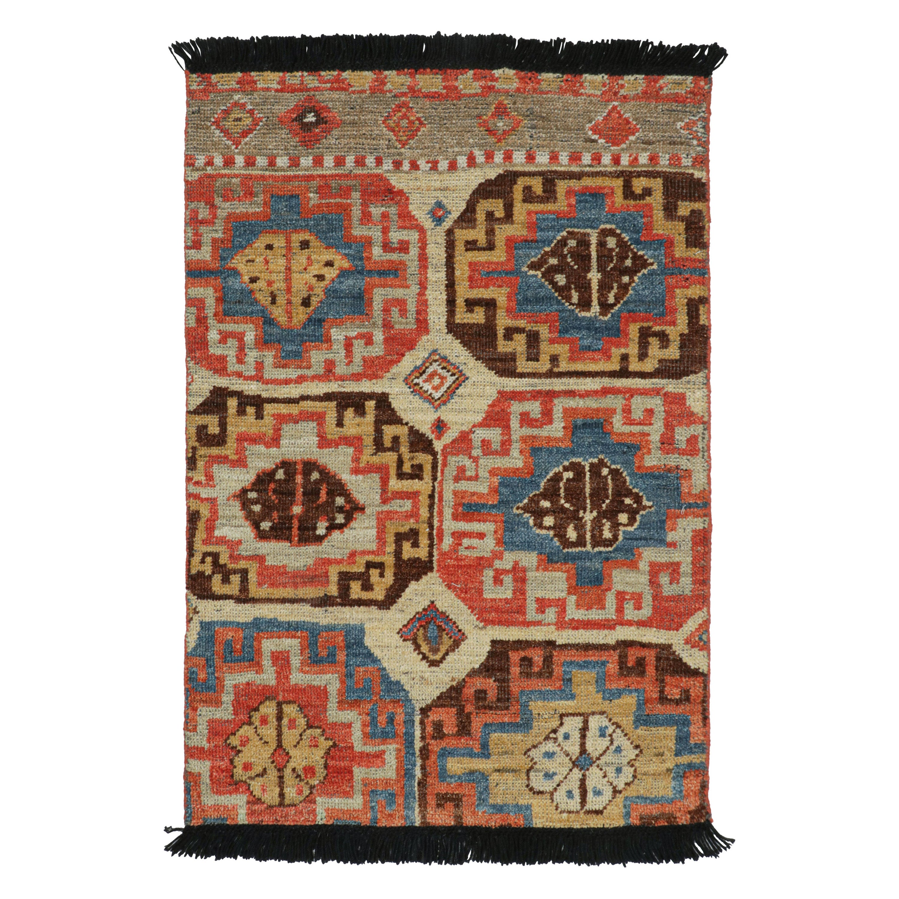 Rug & Kilim's Tribal Style Teppich mit primitivem geometrischem Muster und Medaillons