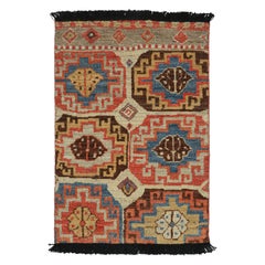 Rug & Kilim's Tribal Style Teppich mit primitivem geometrischem Muster und Medaillons