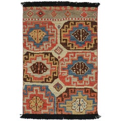 Tapis de style tribal avec motifs géométriques et médaillons primitivistes de Rug
Kilim