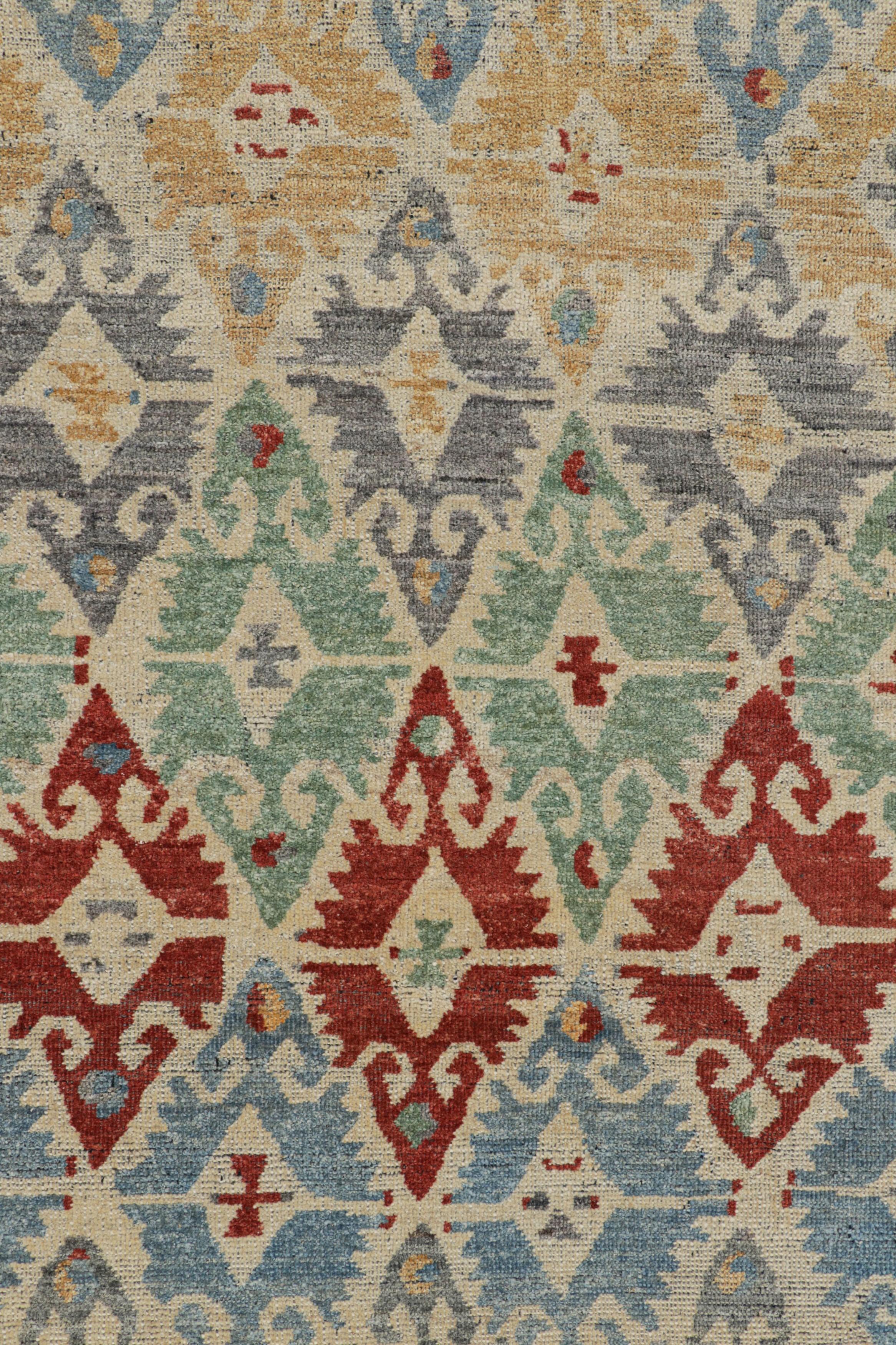 Rug & Kilim's Tribal Style Teppich mit lebhaften polychromatischen geometrischen Mustern (Stammeskunst) im Angebot