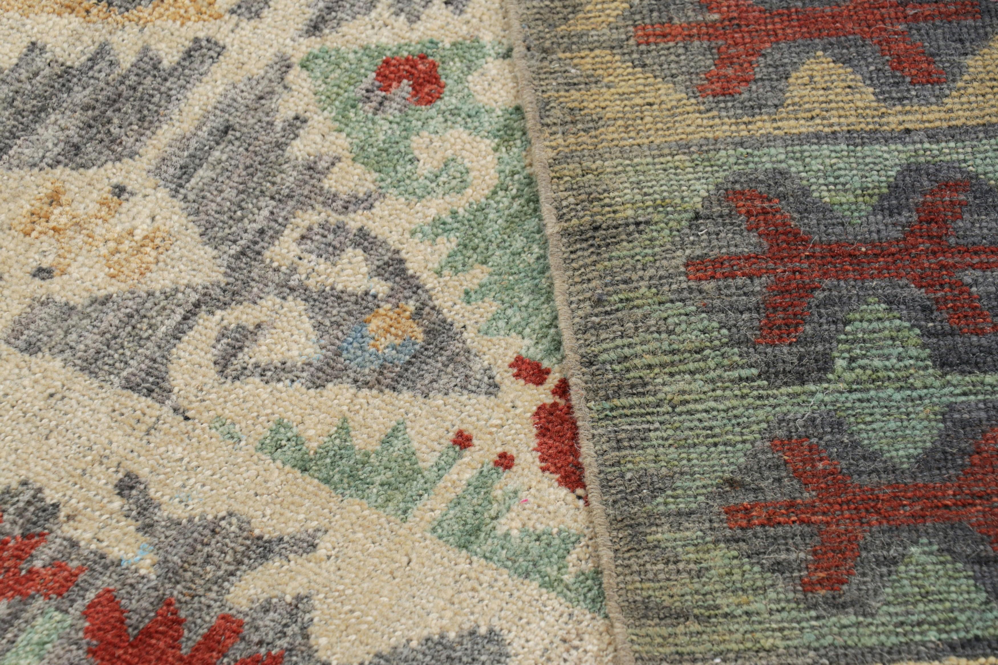 Rug & Kilim's Tribal Style Teppich mit lebhaften polychromatischen geometrischen Mustern (Wolle) im Angebot