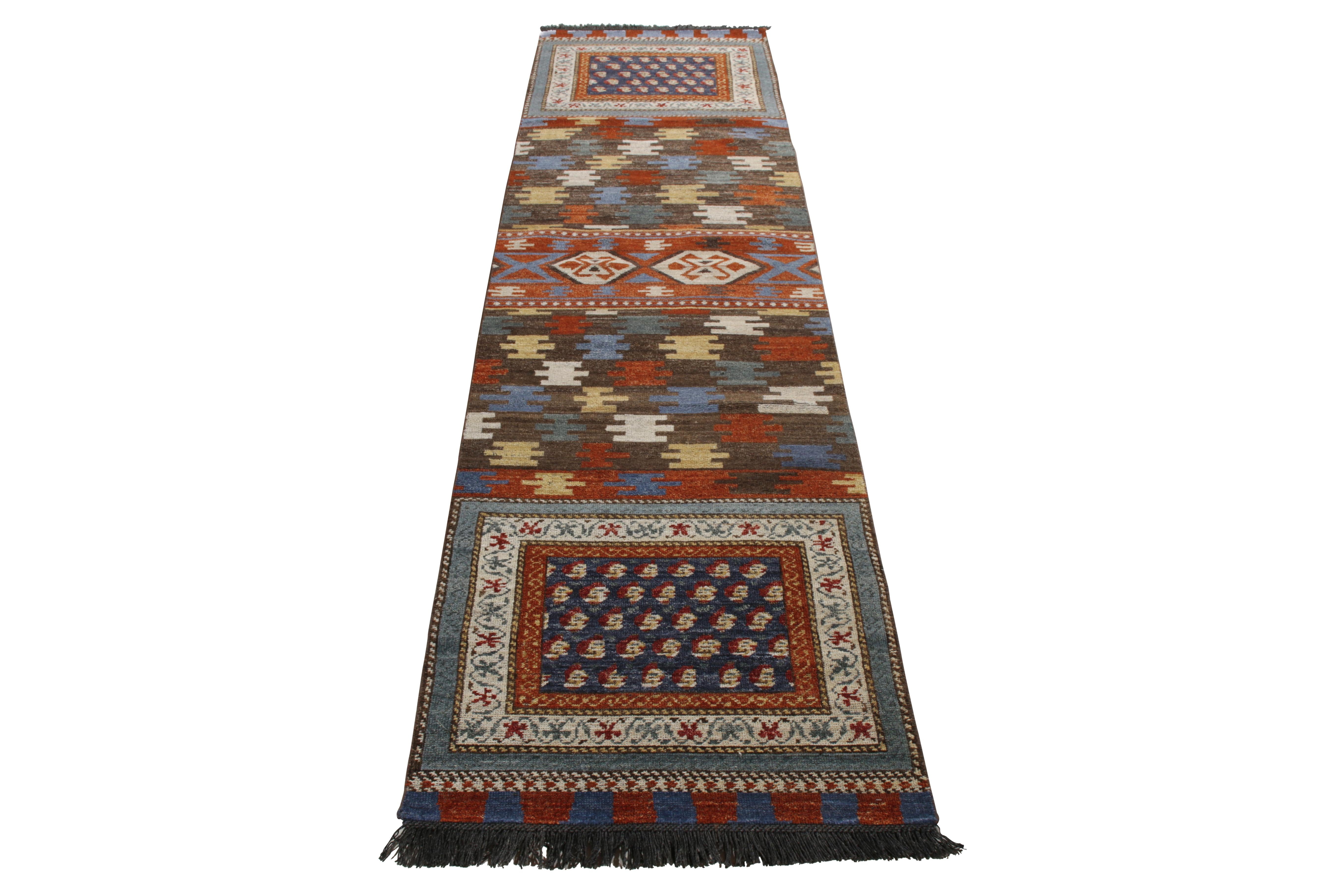 Eine 3x12 große Ode an den Stil der Stammesläufer aus handgeknüpfter Wolle, aus der Burano-Kollektion von Rug & Kilim. 
Die beige-braunen Farbtöne mit lebhaften mehrfarbigen Akzenten ergänzen die natürliche Bewegung in diesem geometrischen Muster,