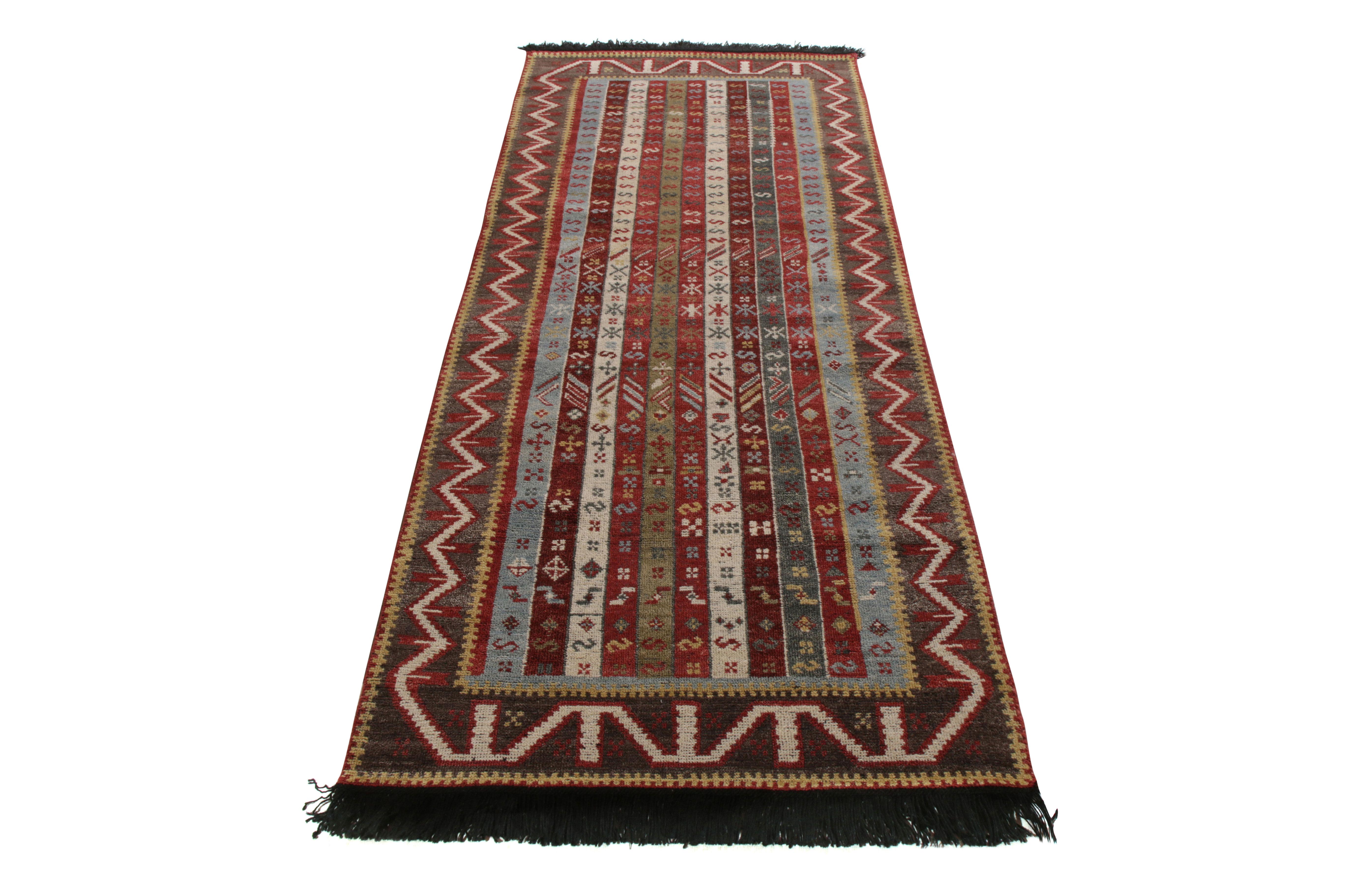 Un runner 3 x 8 ispirato a celebri stili di tappeti tribali, della collezione Burano di Rug & Kilim. Annodato a mano in morbidissima lana di Ghazni, si diverte con il rosso e il blu con accenti ricchi e vivaci a strisce e motivi variegati.