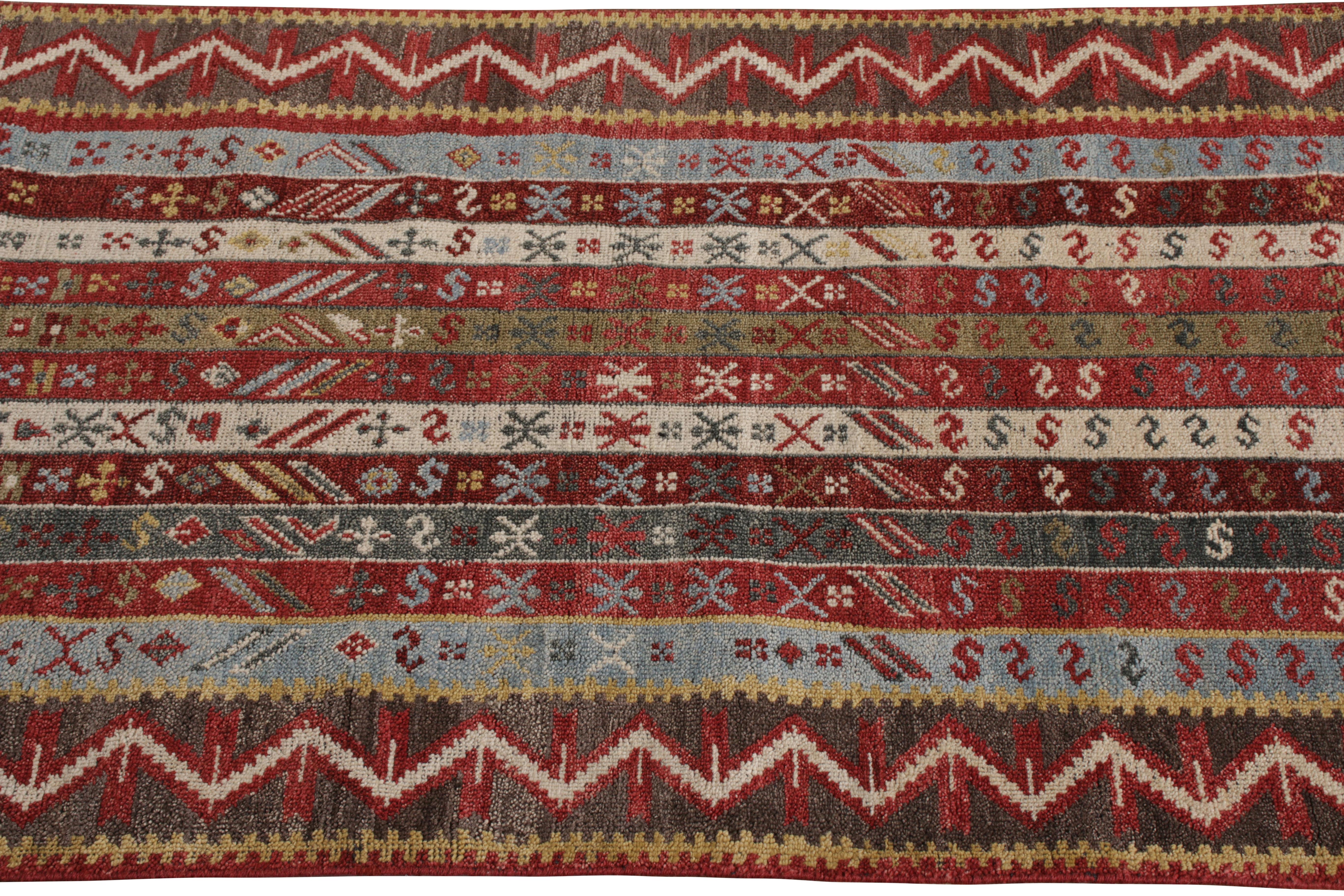 Indiano Runner in stile tribale di Rug & Kilim con strisce rosse e blu e motivi geometrici in vendita