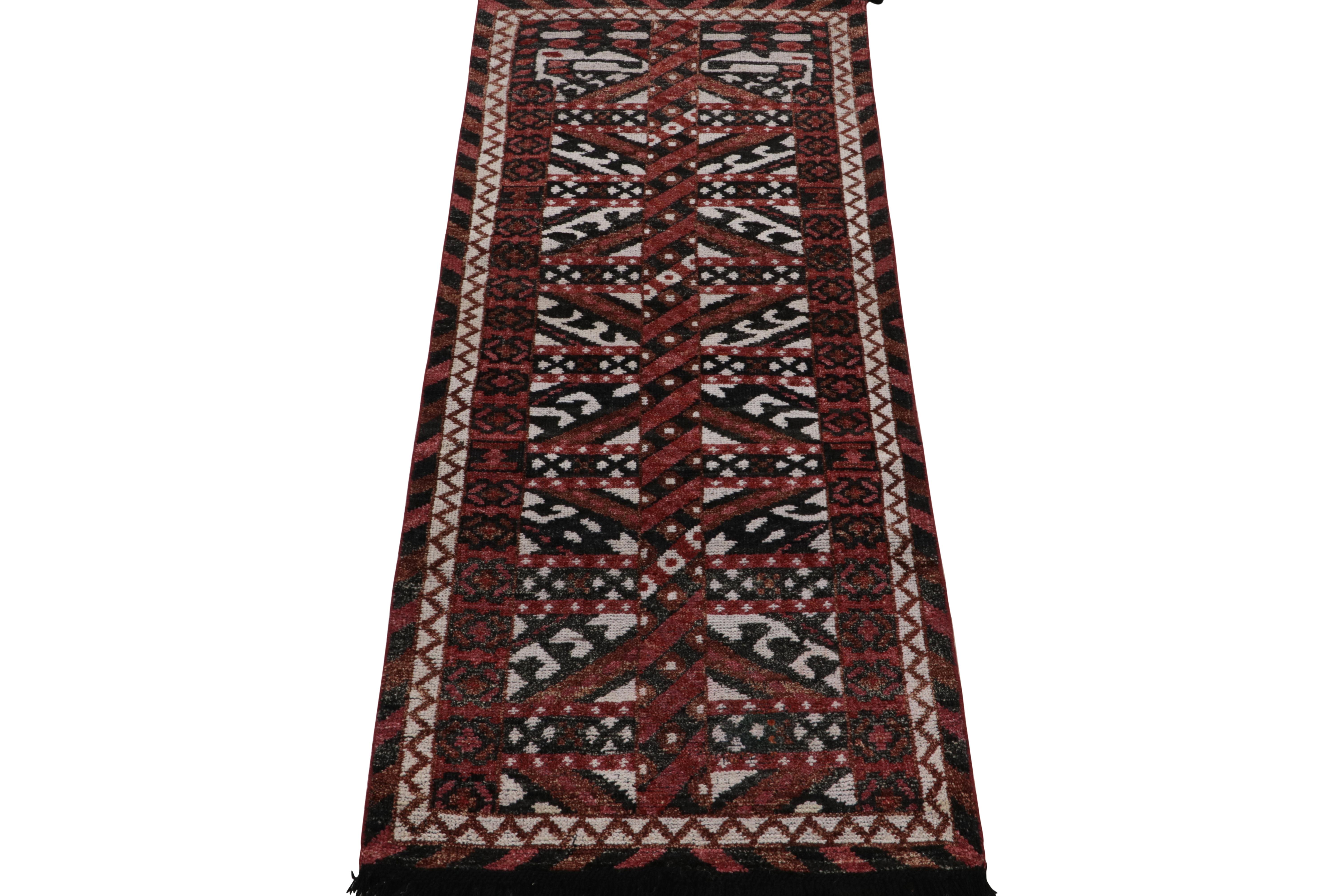 Inspiré des sensibilités tribales nomades, ce chemin de 2 x 6 de la Collection Rug & Kilim présente des motifs géométriques audacieux en rouge profond, marron chocolat, blanc et noir pour un mouvement exceptionnel à cette échelle. Les connaisseurs