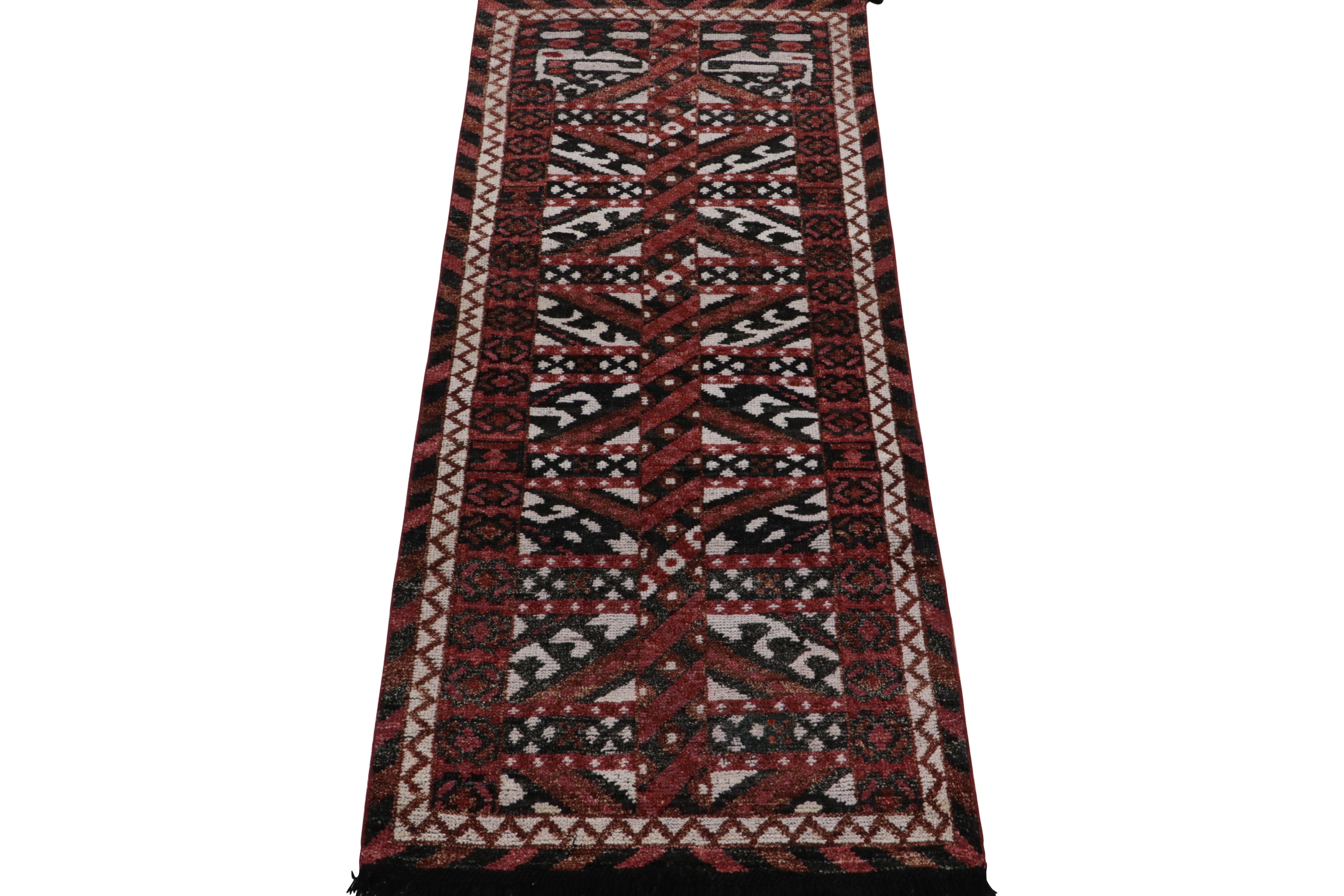 Dieser 2x6-Läufer aus der Burano Collection'S von Rug & Kilim steht für eine zeitgemäße Interpretation nomadischer Stammeskulturen und zeigt kühne geometrische Muster in tiefem Rot, Schokoladenbraun, Weiß und Schwarz, die für außergewöhnliche
