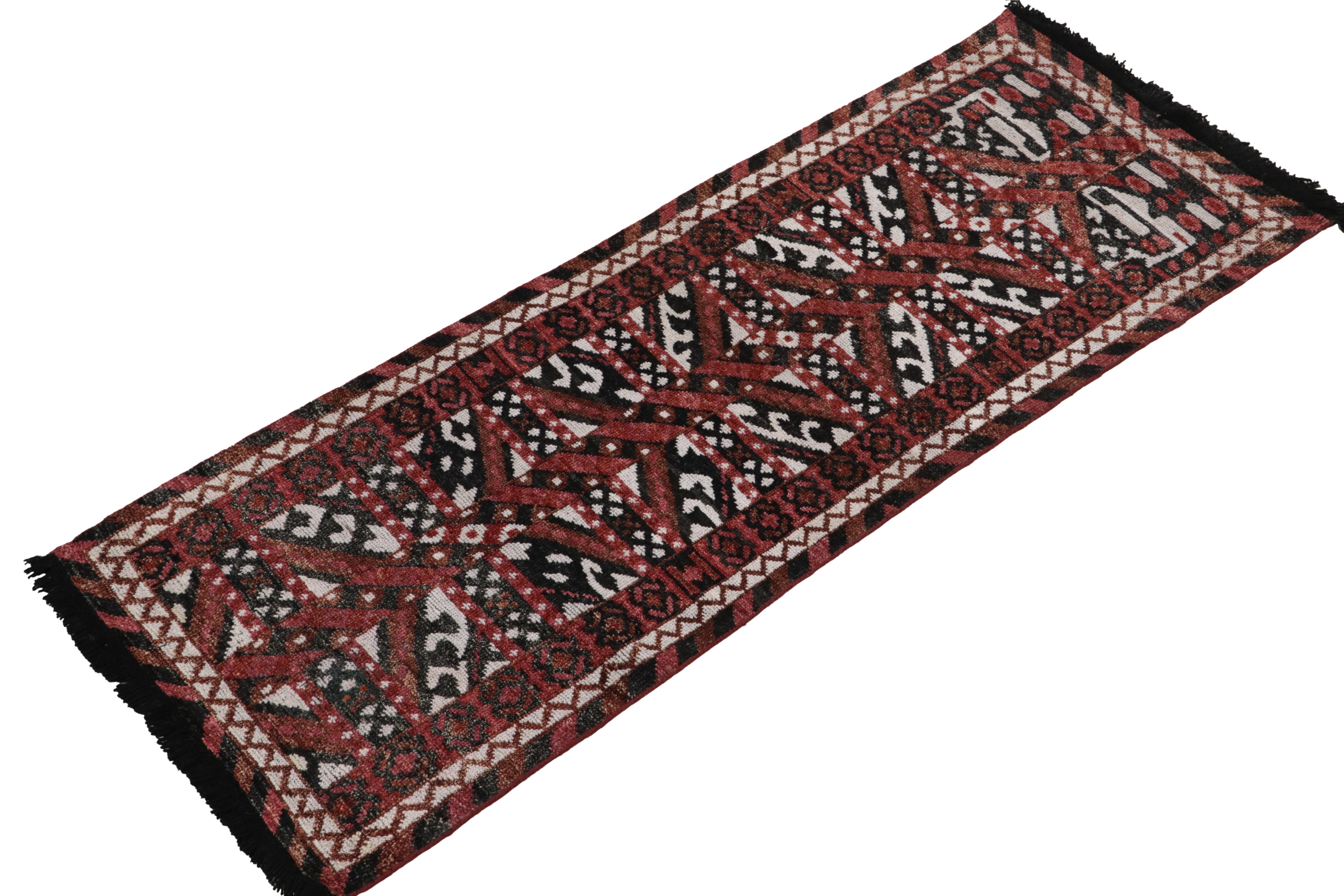 Indien Tapis & Kilim's Tribal Style Runner in Red, Black and White Geometric Pattern (Tapis de style tribal à motifs géométriques rouges, noirs et blancs) en vente