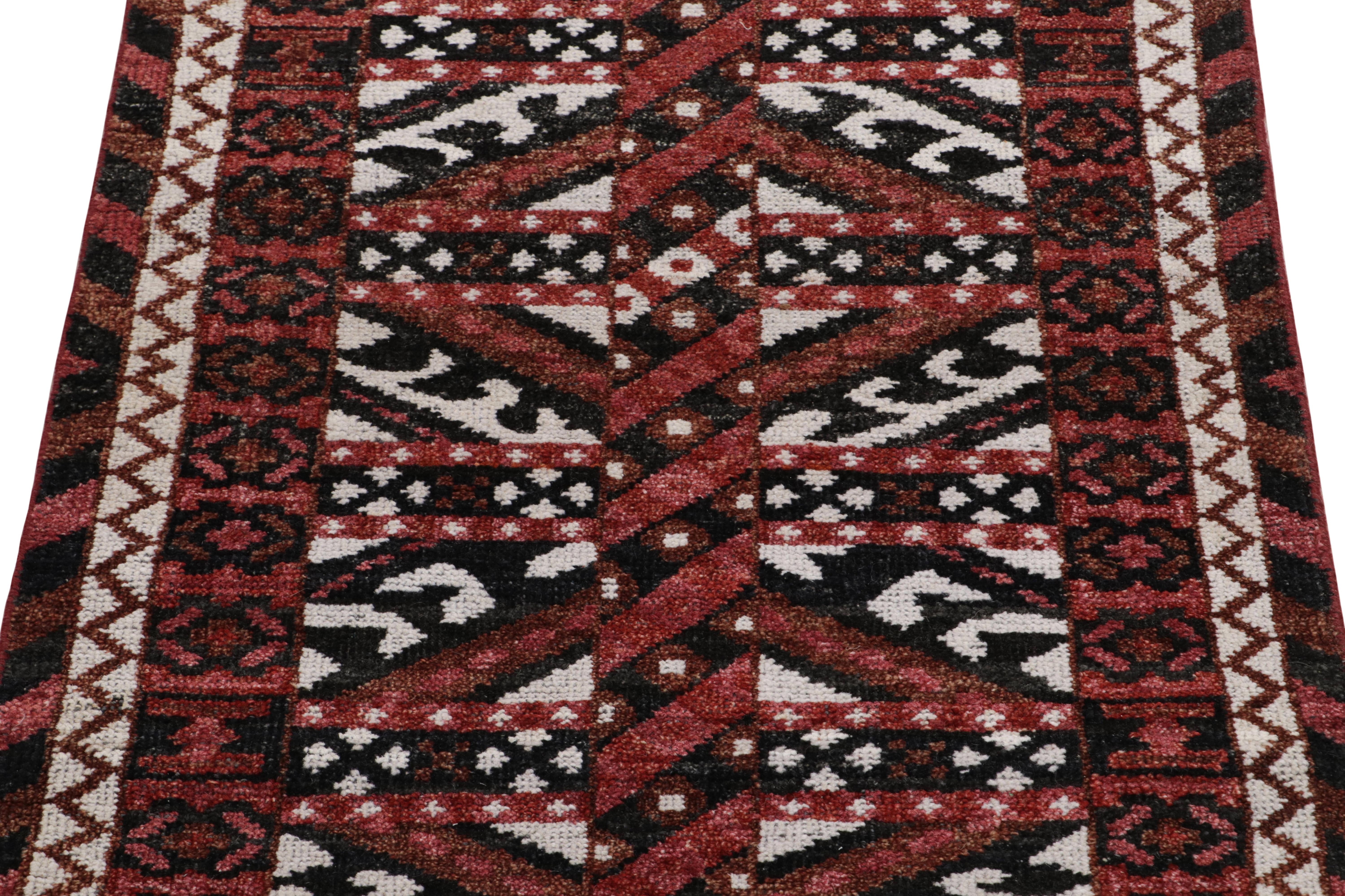 Rug & Kilim's Tribal Style Läufer in Rot, Schwarz und Weiß Geometrisches Muster (Indisch) im Angebot