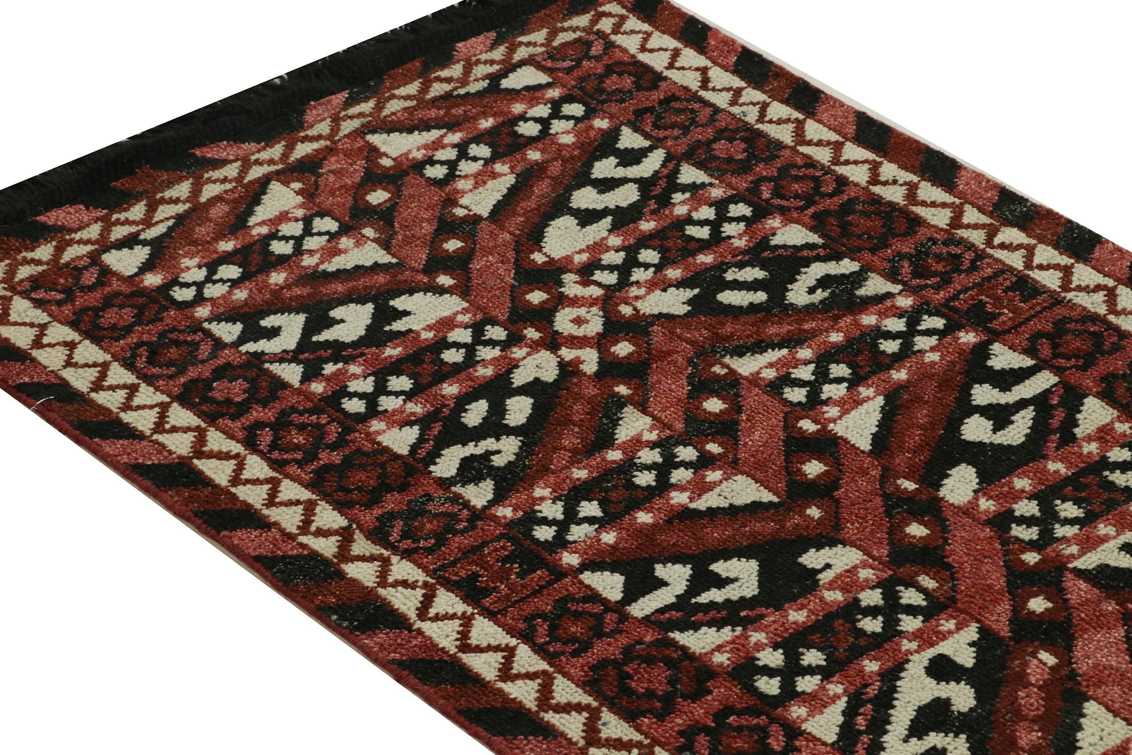Rug & Kilim's Läufer im Tribal-Stil mit geometrischem Muster in Rot, Schwarz und Weiß (Indisch) im Angebot