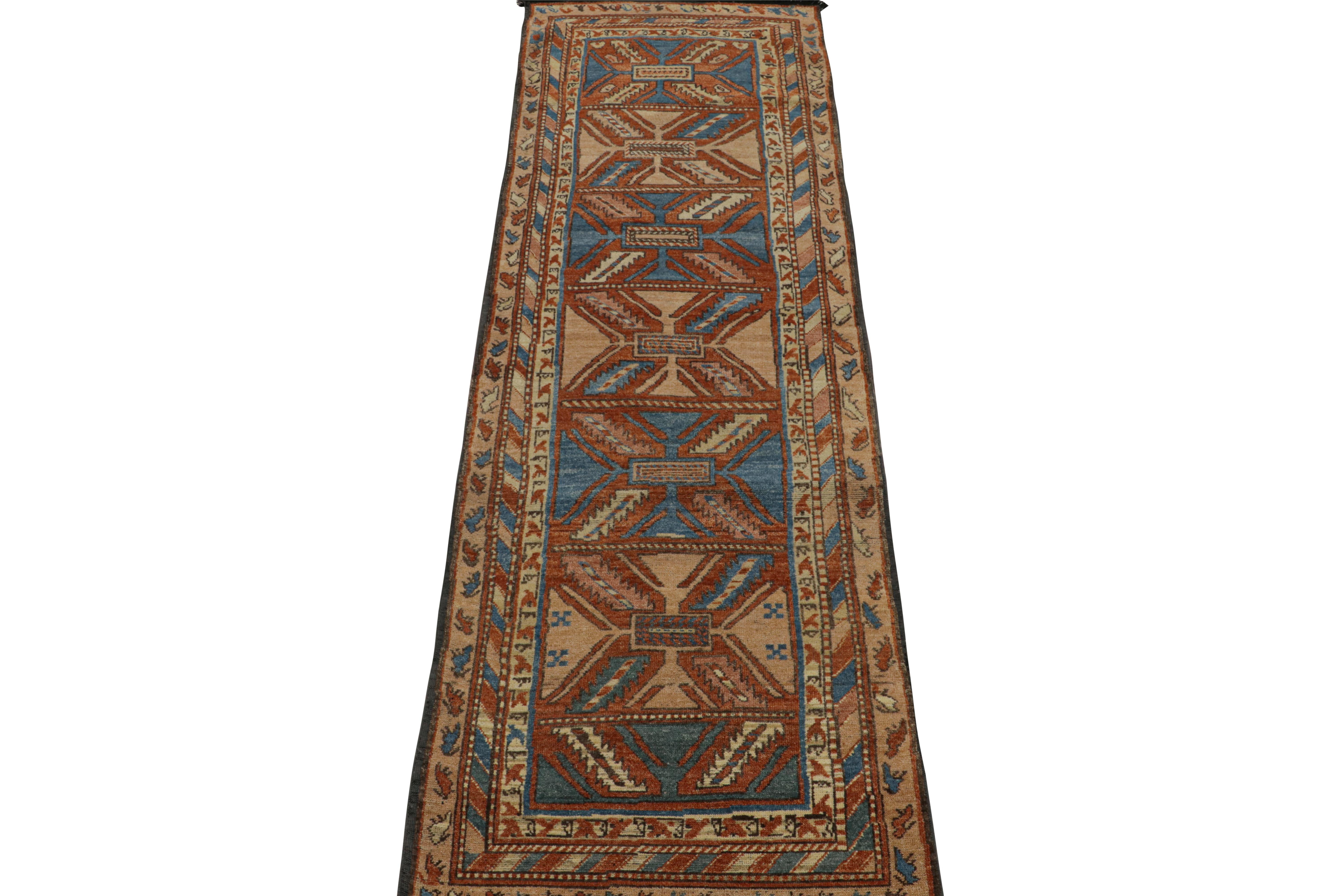 Tribal Tapis de course de style tribal de Rug & Kilim à motifs géométriques beiges, rouges et bleus en vente