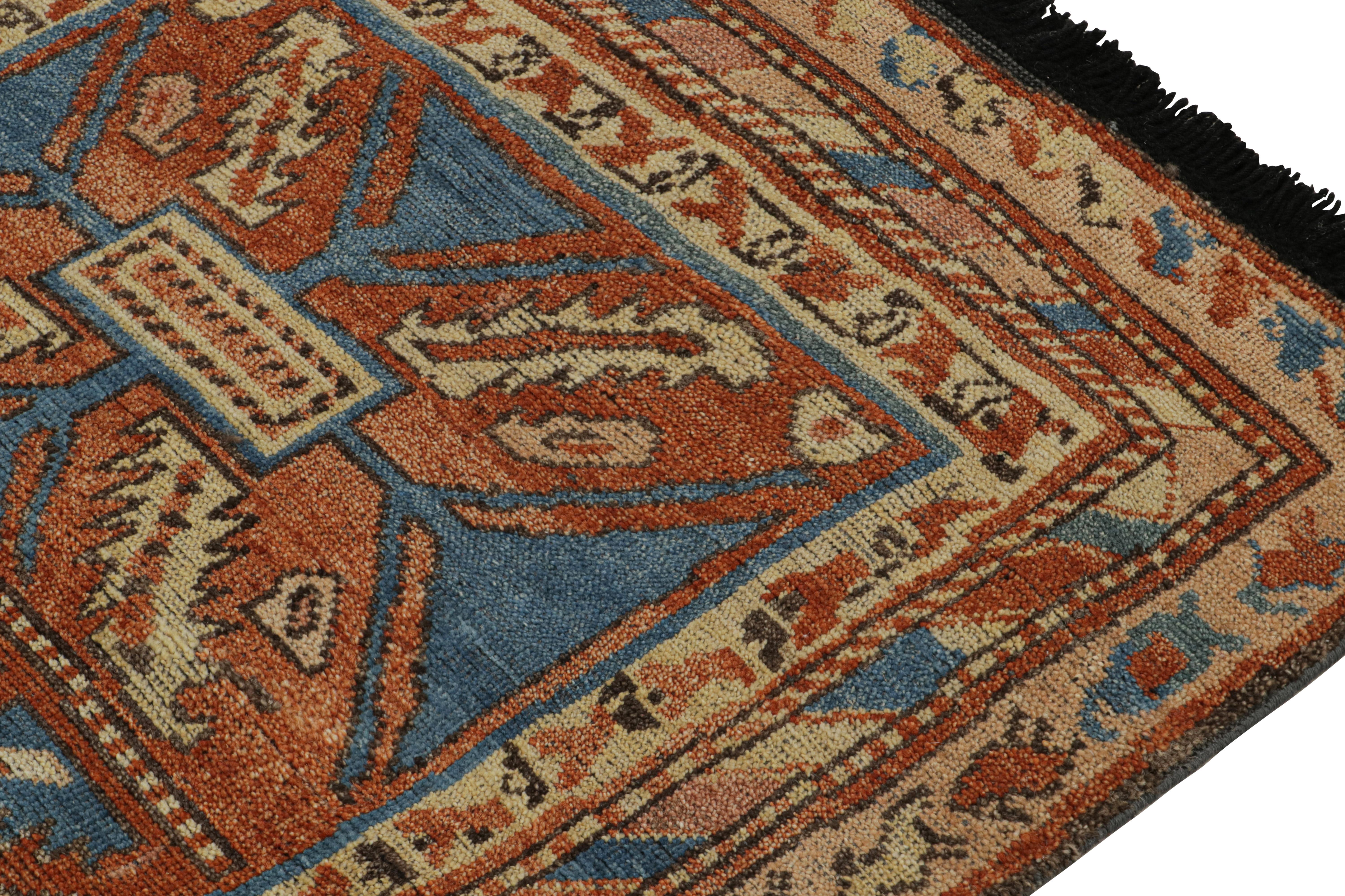Noué à la main Tapis de course de style tribal de Rug & Kilim à motifs géométriques beiges, rouges et bleus en vente