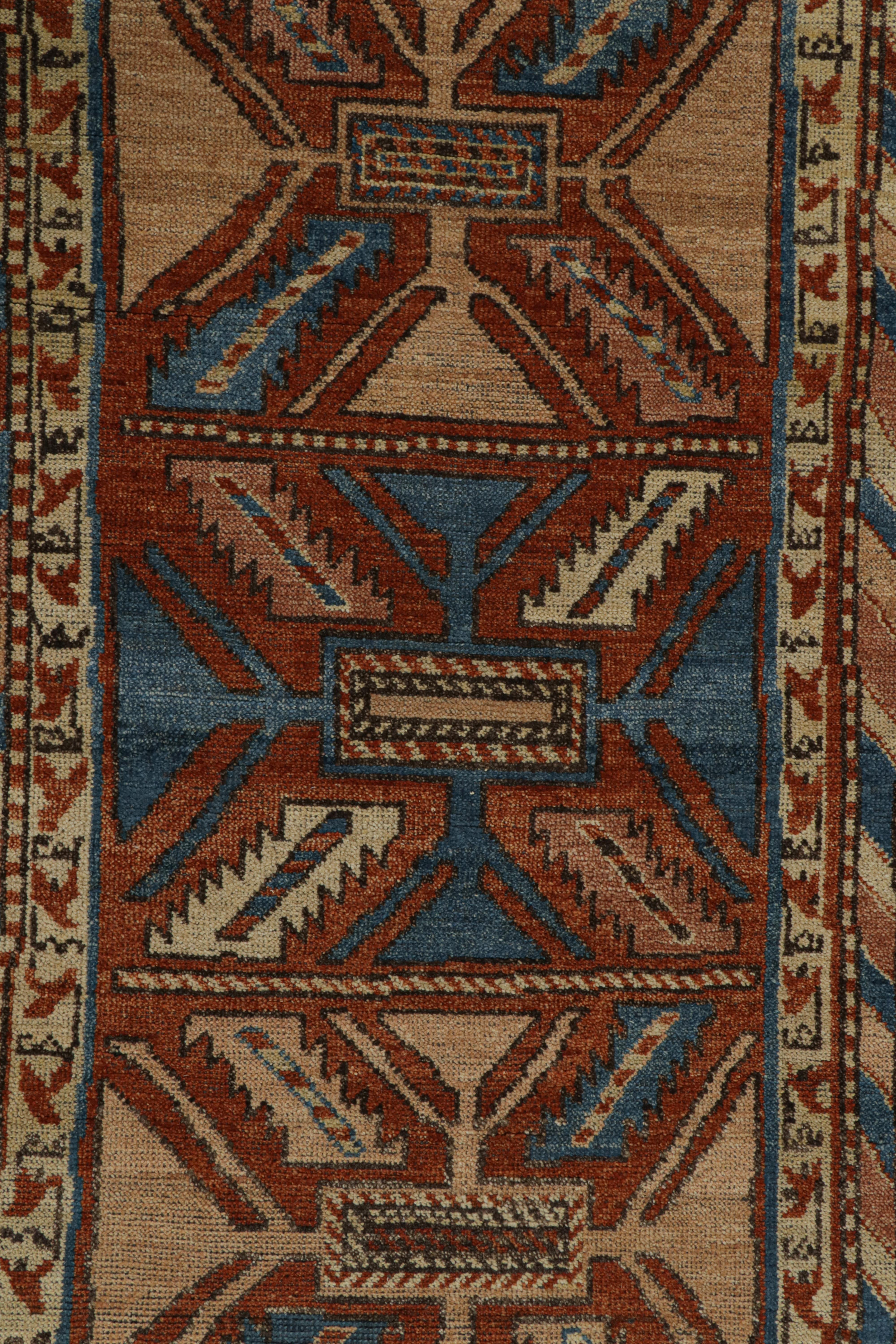 Tapis de course de style tribal de Rug & Kilim à motifs géométriques beiges, rouges et bleus Neuf - En vente à Long Island City, NY