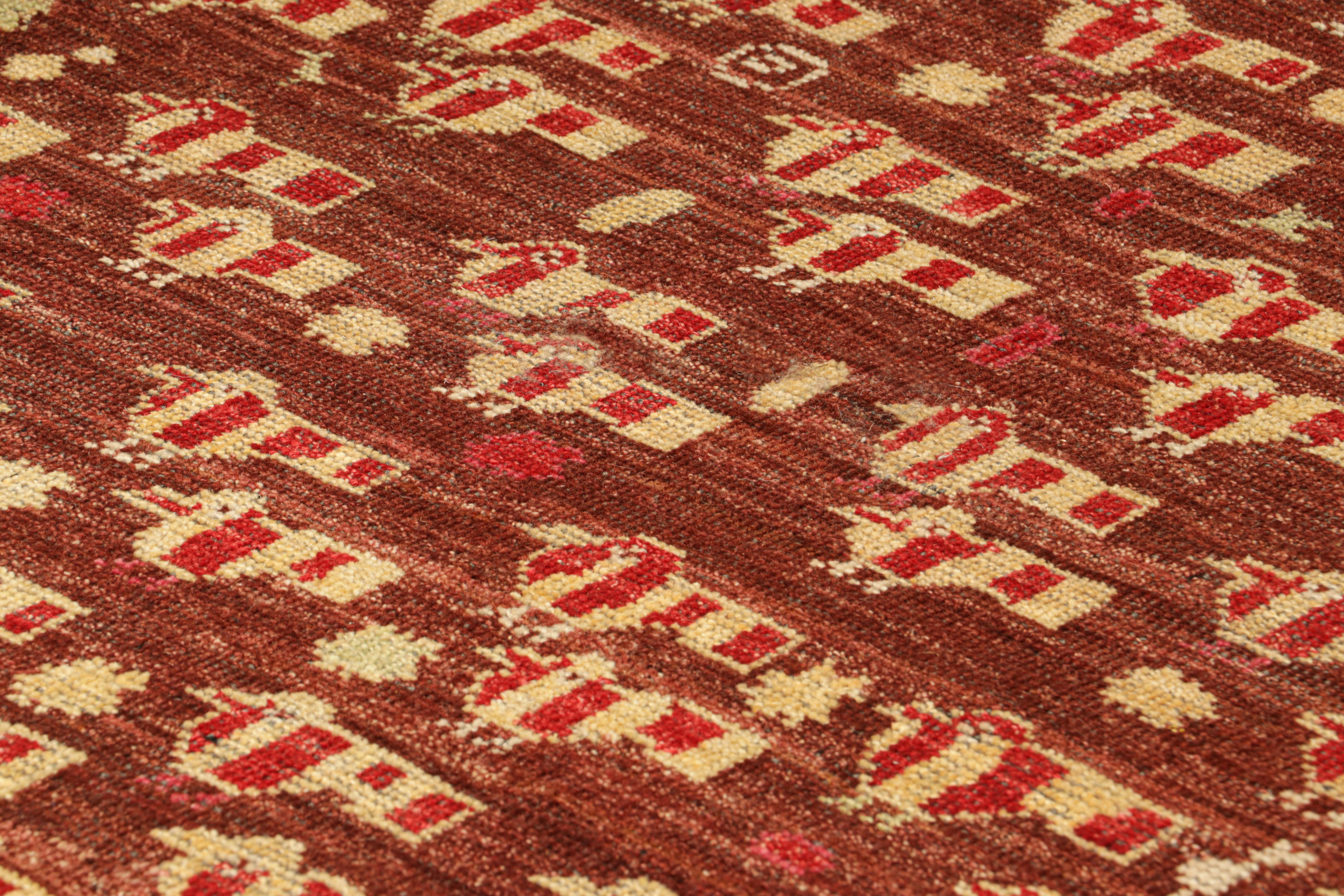 Noué à la main dans un mélange spécial de laine de Ghazni, ce tapis de 3x6 est un nouvel ajout à la collection Burano de Rug & Kilim, inspirée par les tapis tribaux, les Kilims et les textiles anciens et vintage. 

Sur le Design : 

Un riche champ