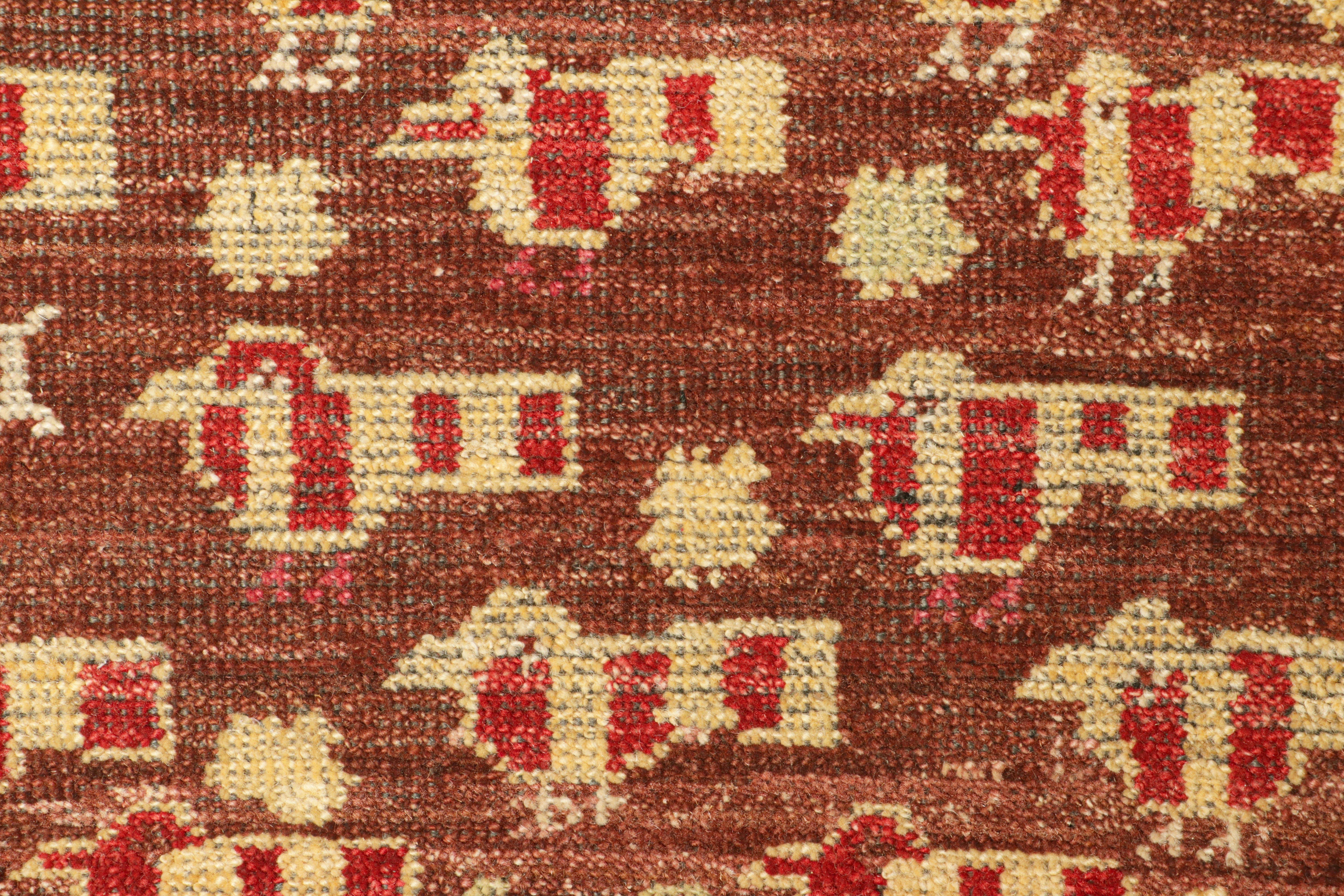 Indien Tapis de course de style tribal de Rug & Kilim en Brown avec motifs géométriques et oiseaux en vente