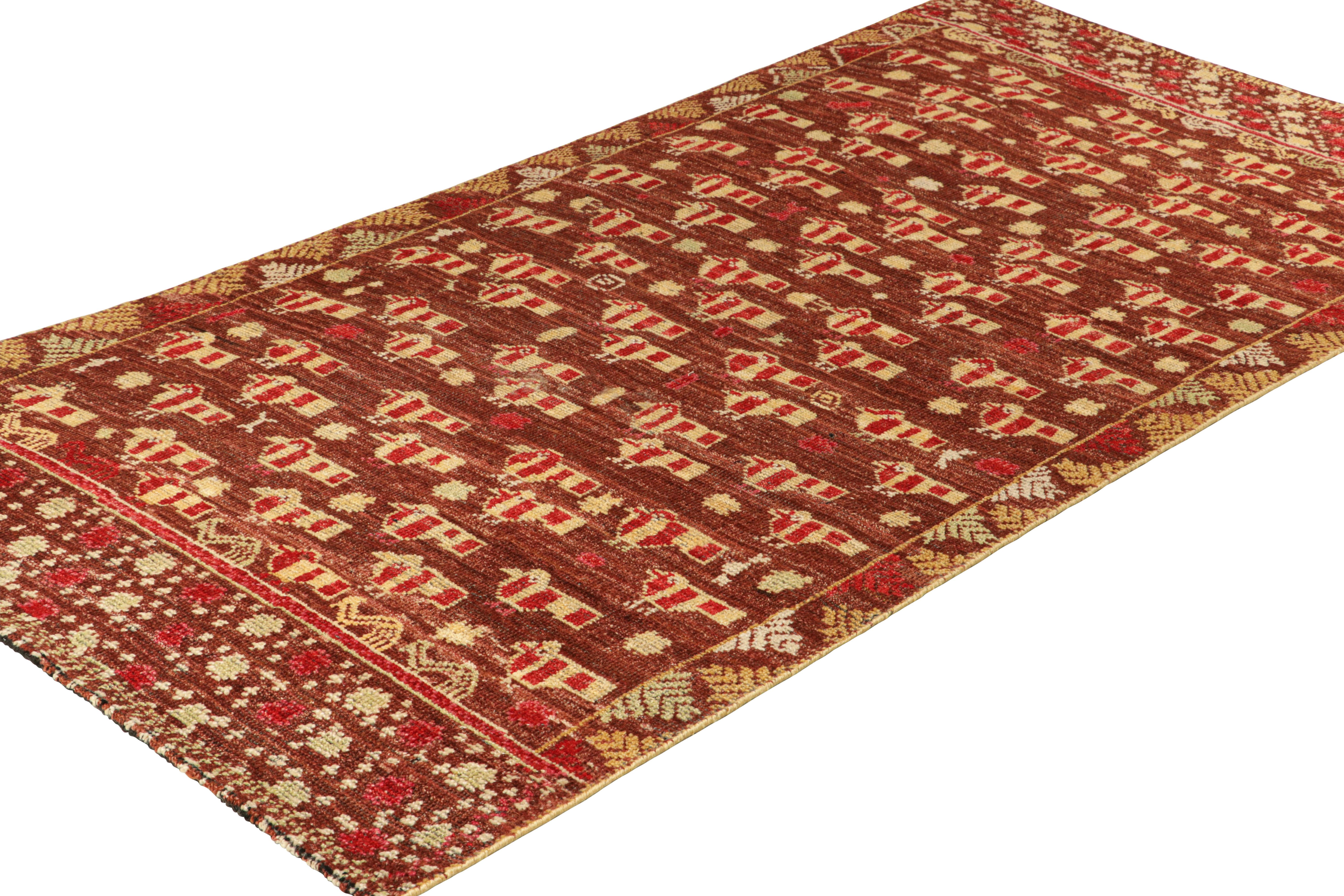 Noué à la main Tapis de course de style tribal de Rug & Kilim en Brown avec motifs géométriques et oiseaux en vente