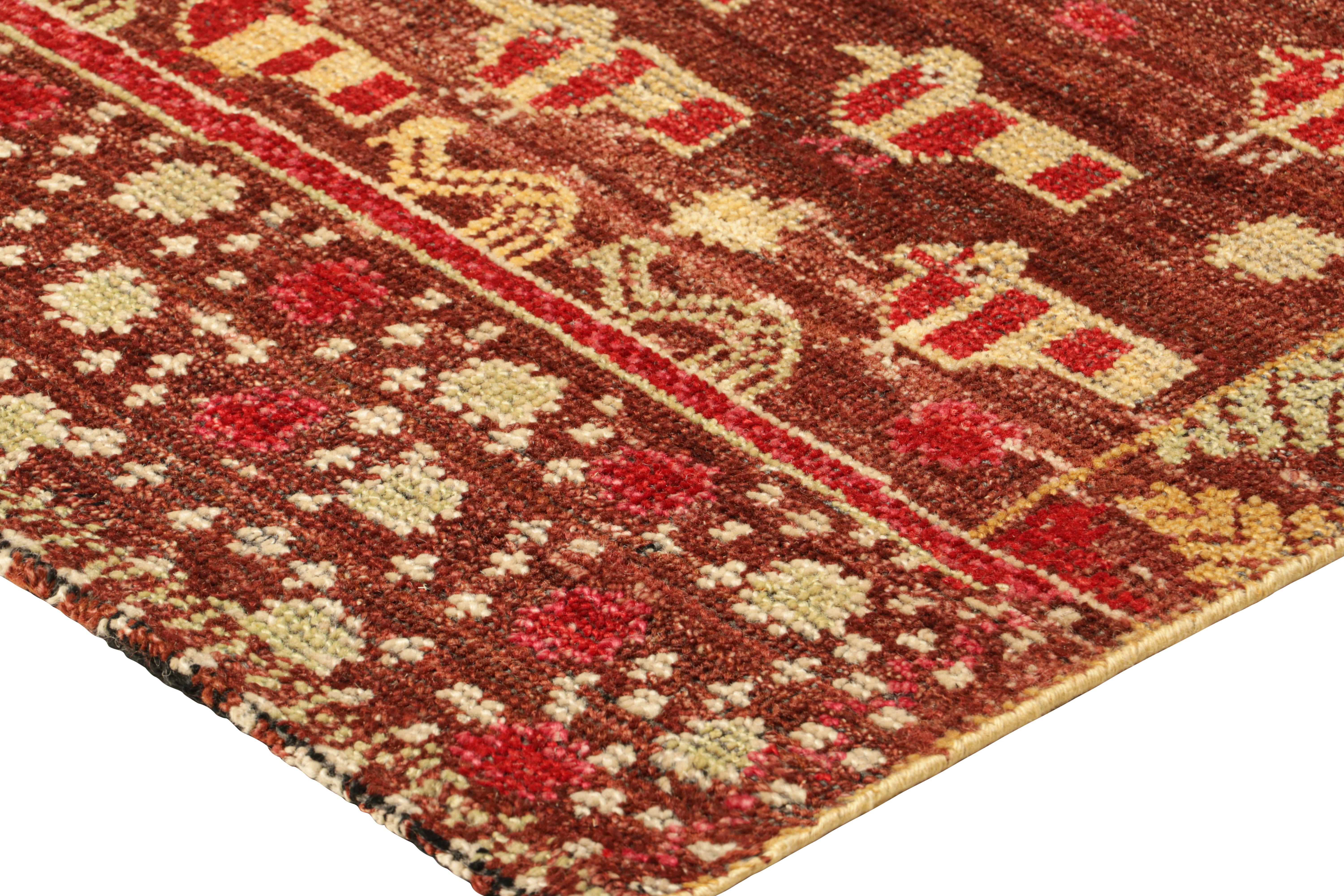 XXIe siècle et contemporain Tapis de course de style tribal de Rug & Kilim en Brown avec motifs géométriques et oiseaux en vente