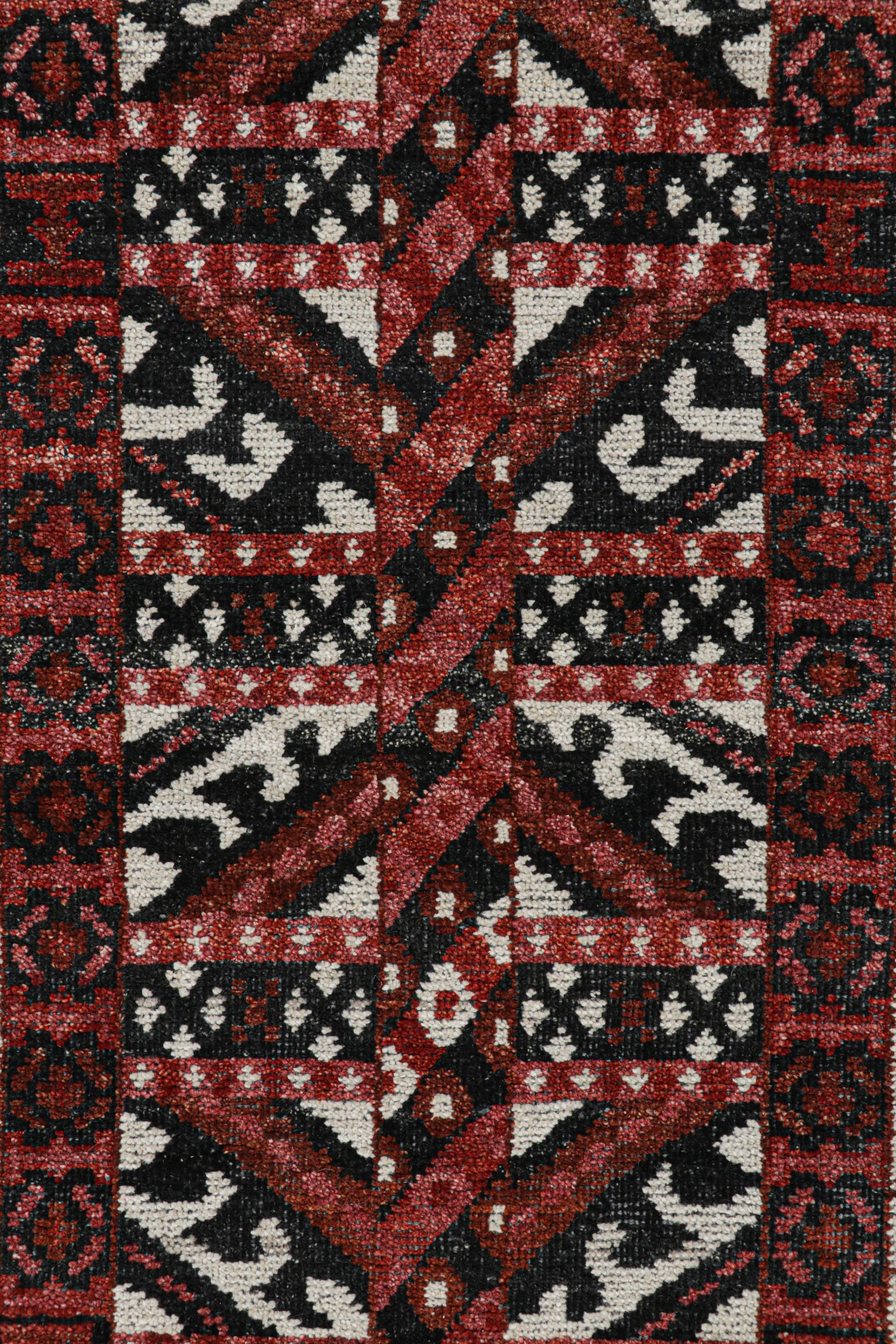 Tribale Rug & Kilim - Tappeto da corsa in stile tribale in rosso e nero con motivi geometrici in vendita