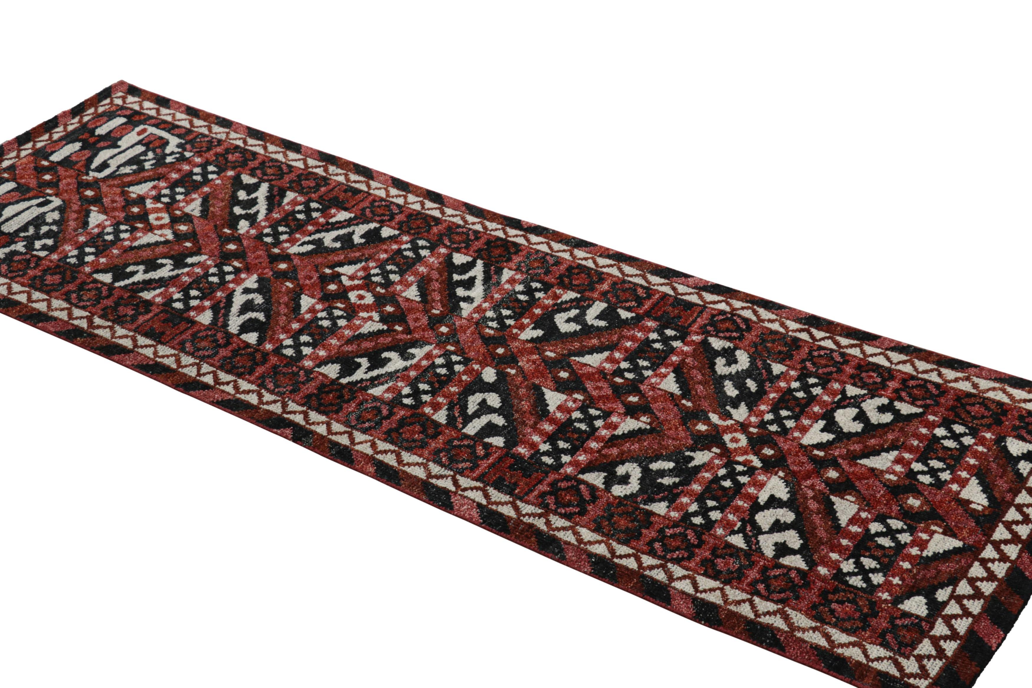 Annodato a mano Rug & Kilim - Tappeto da corsa in stile tribale in rosso e nero con motivi geometrici in vendita