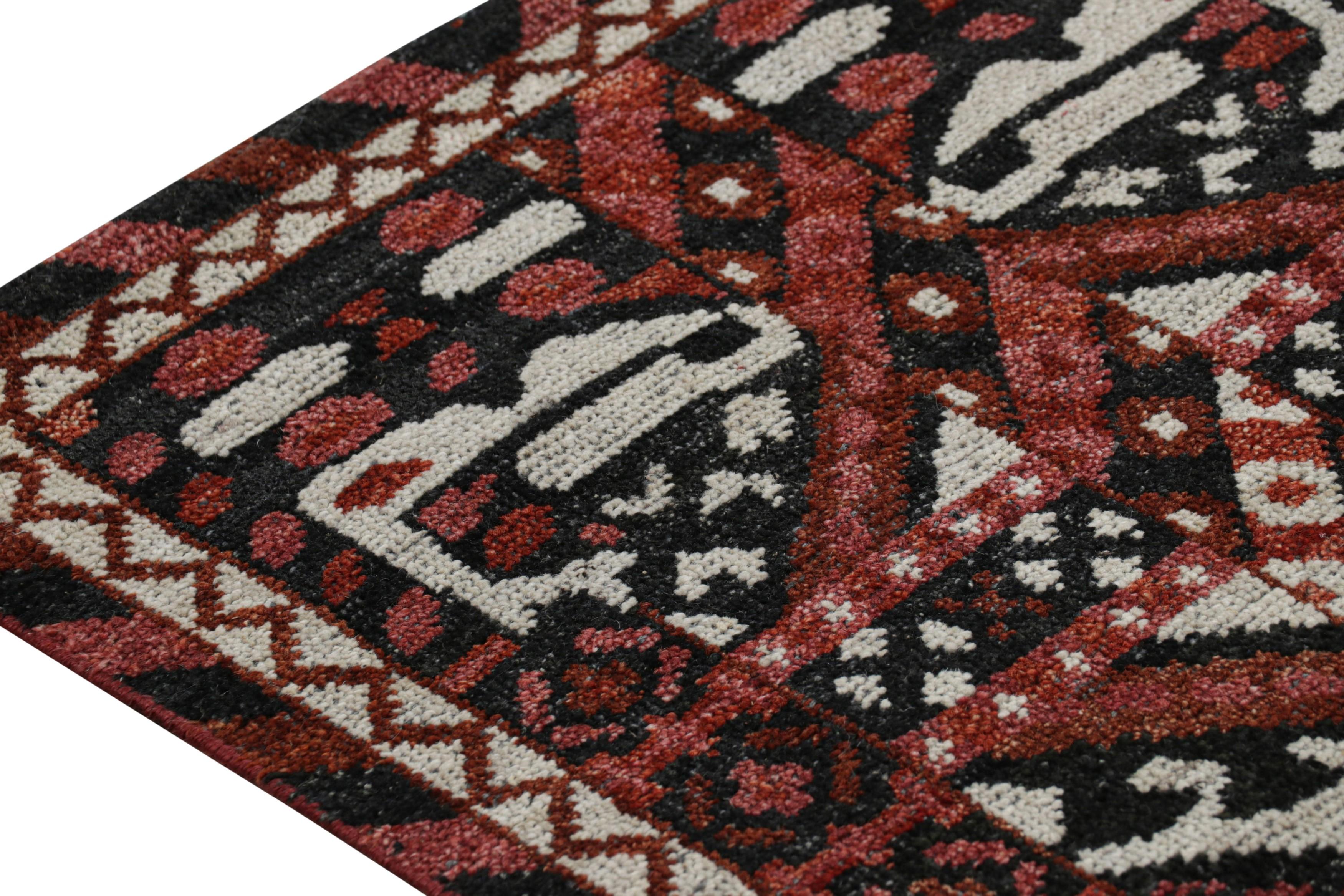 Rug & Kilim - Tappeto da corsa in stile tribale in rosso e nero con motivi geometrici In condizioni Nuovo in vendita a Long Island City, NY