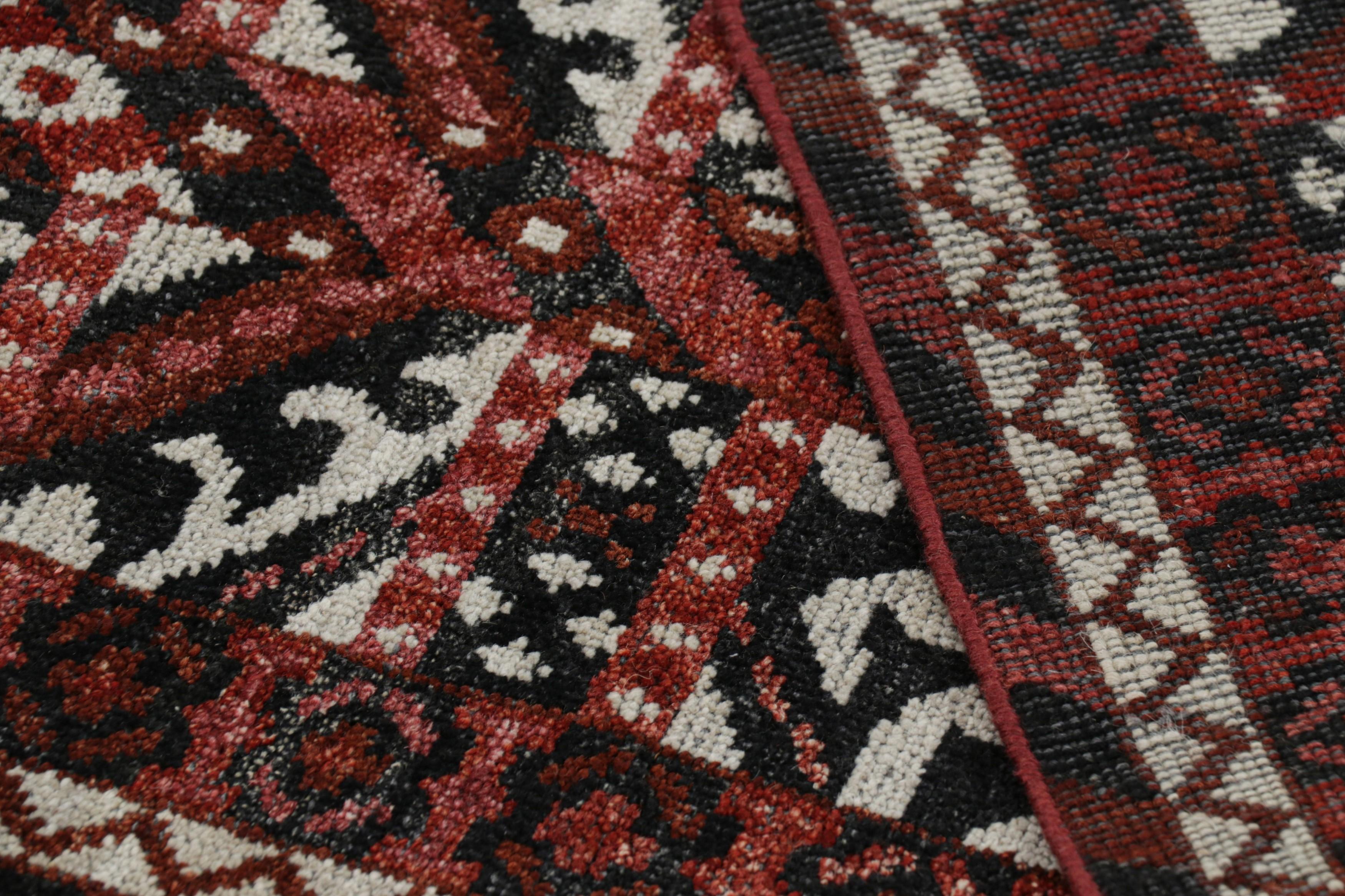 XXI secolo e contemporaneo Rug & Kilim - Tappeto da corsa in stile tribale in rosso e nero con motivi geometrici in vendita