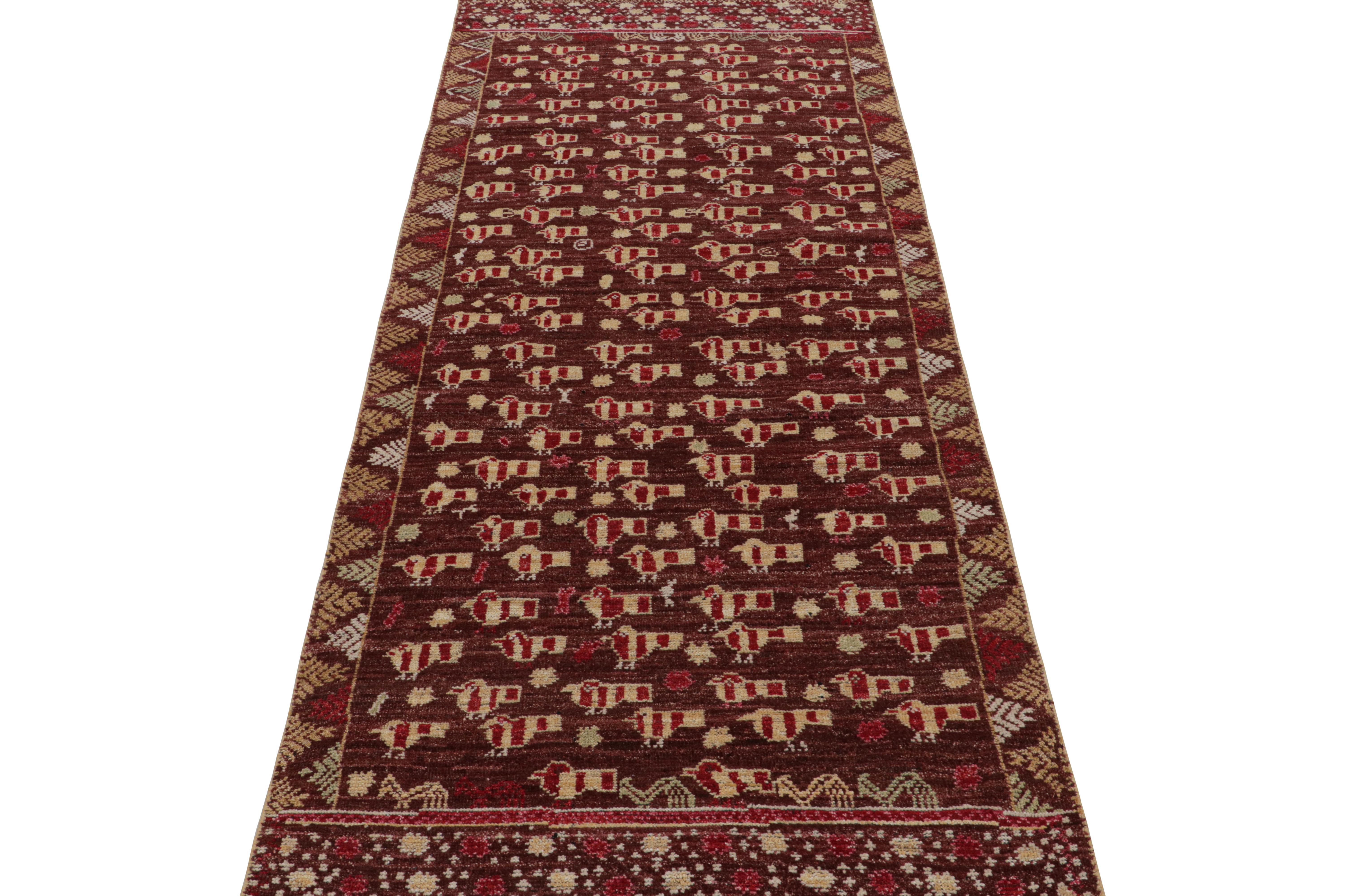 Tribal Tapis de course de style tribal à motifs géométriques rouges et dorés de Rug & Kilim en vente