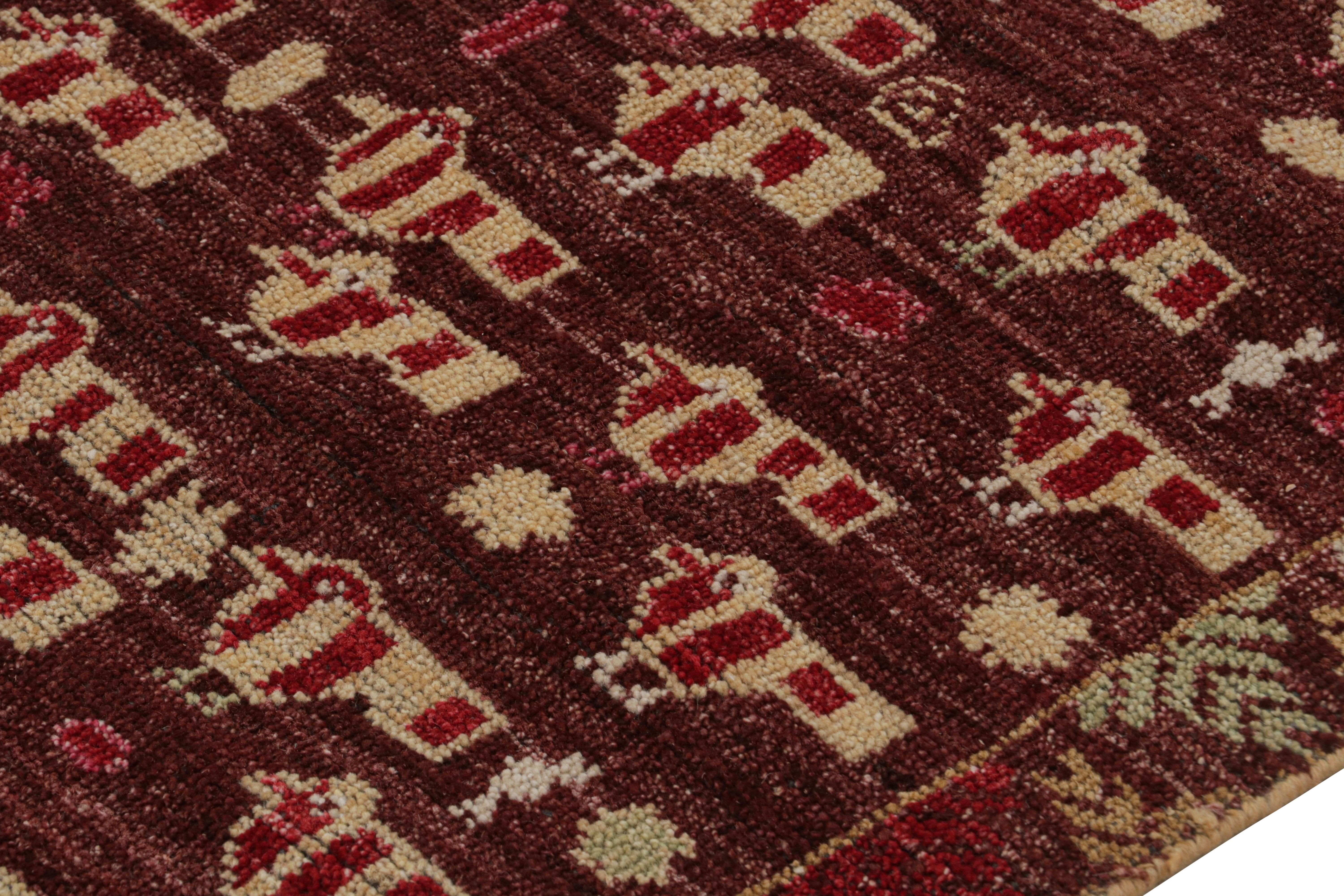 Noué à la main Tapis de course de style tribal à motifs géométriques rouges et dorés de Rug & Kilim en vente